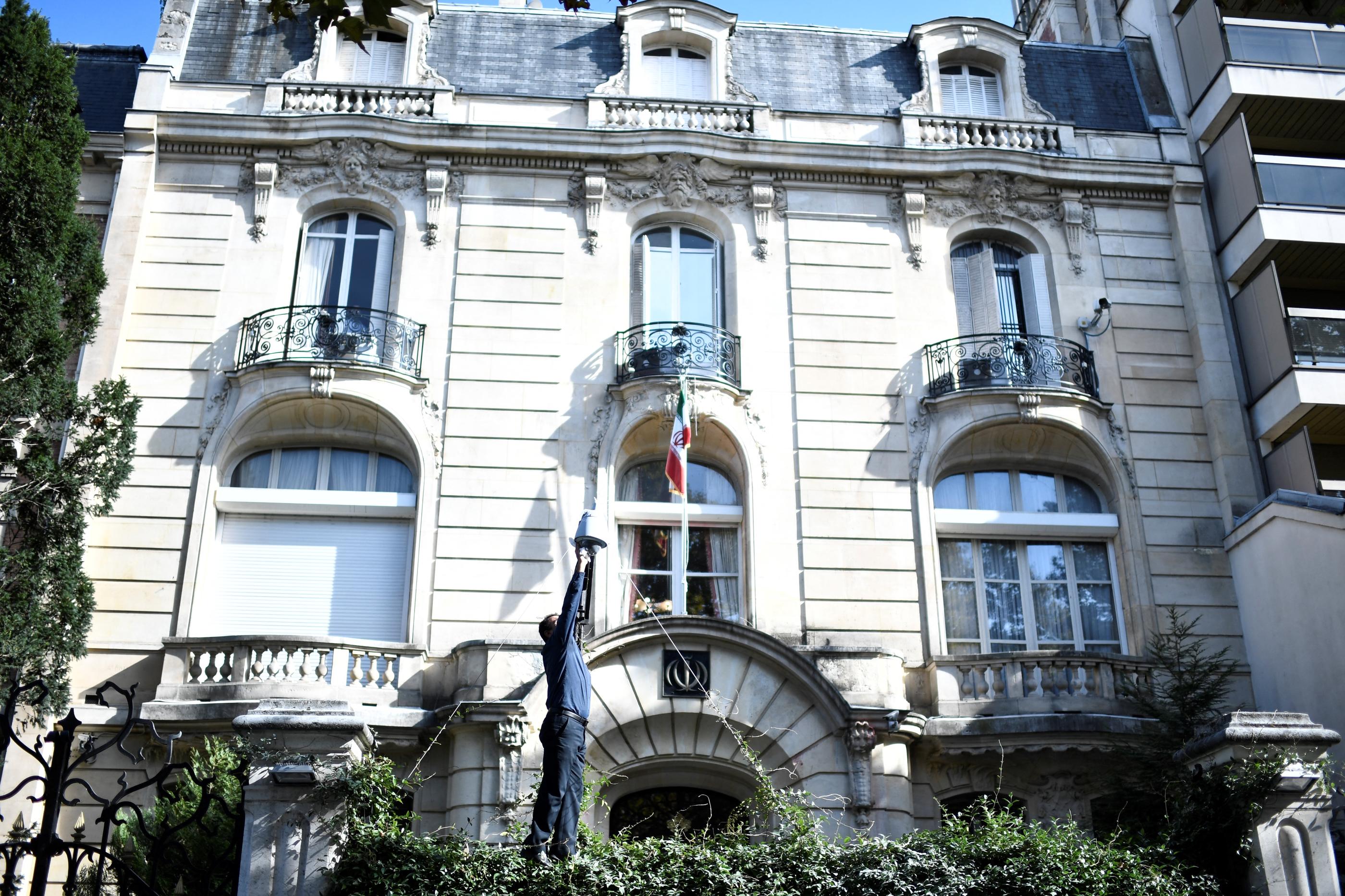 Le consulat d'Iran, situé derrière l'ambassade à Paris (XVIe) a été touché par un incendie criminel. AFP/STEPHANE DE SAKUTIN