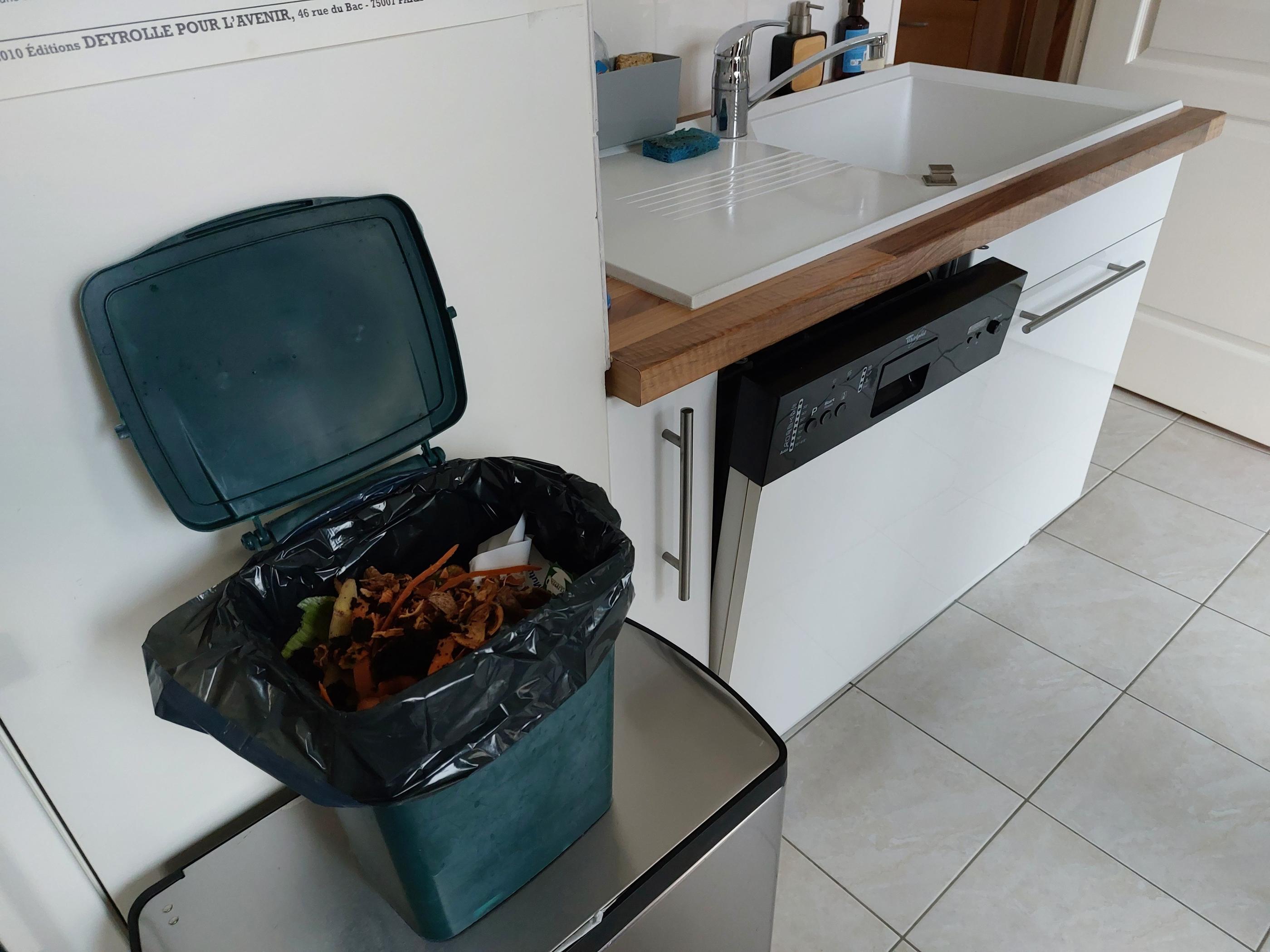 Bures-sur-Yvette (Essonne), le 20 décembre 2023. Plusieurs ménages trient leurs déchets alimentaires dans un bac collecté une fois par semaine par le Siom. LP/Cecile Chevallier