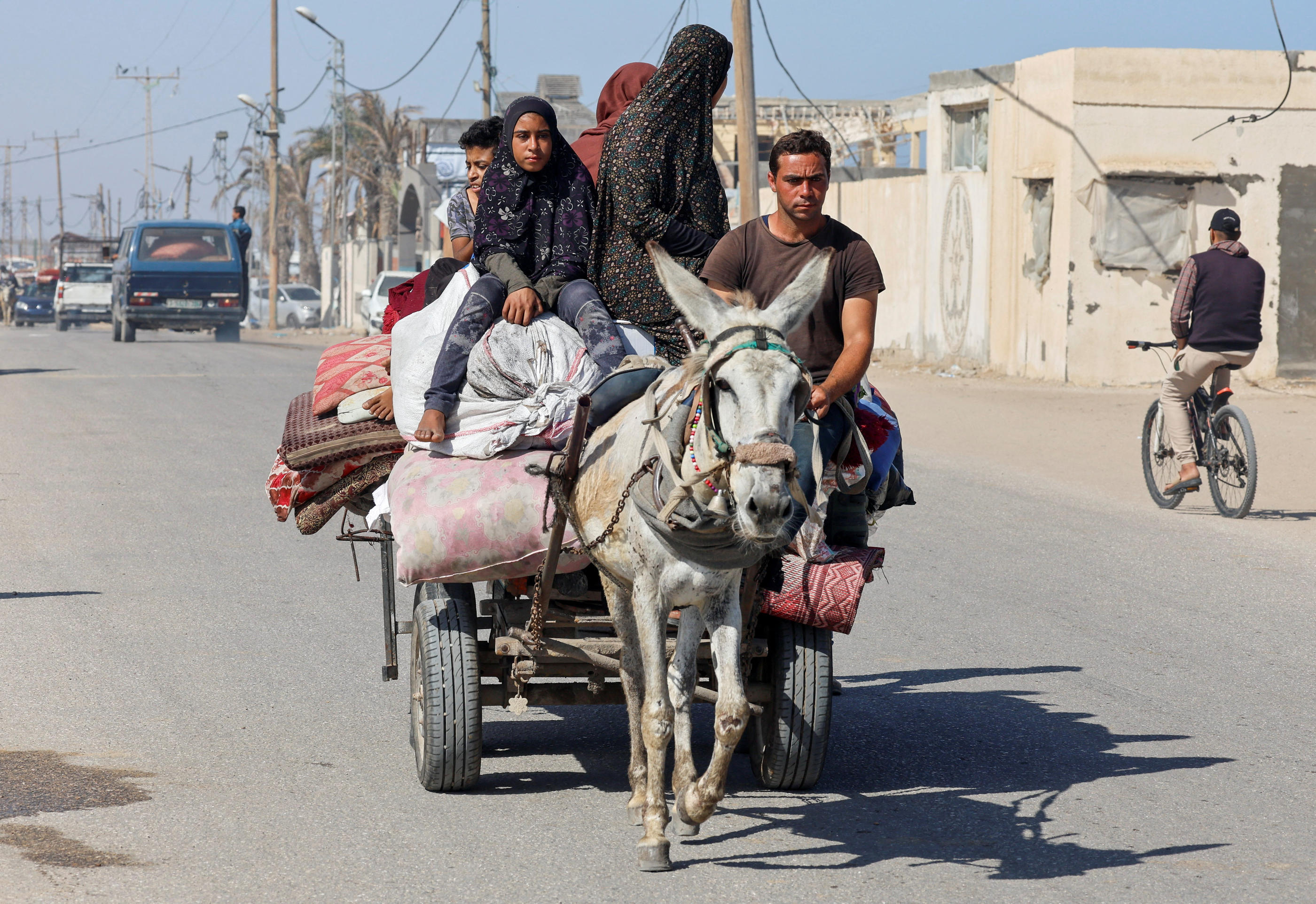 Des Palestiniens fuient Rafah en masse depuis l'intensification des attaques israéliennes débutée lundi 6 mai. REUTERS/Mohammed Salem