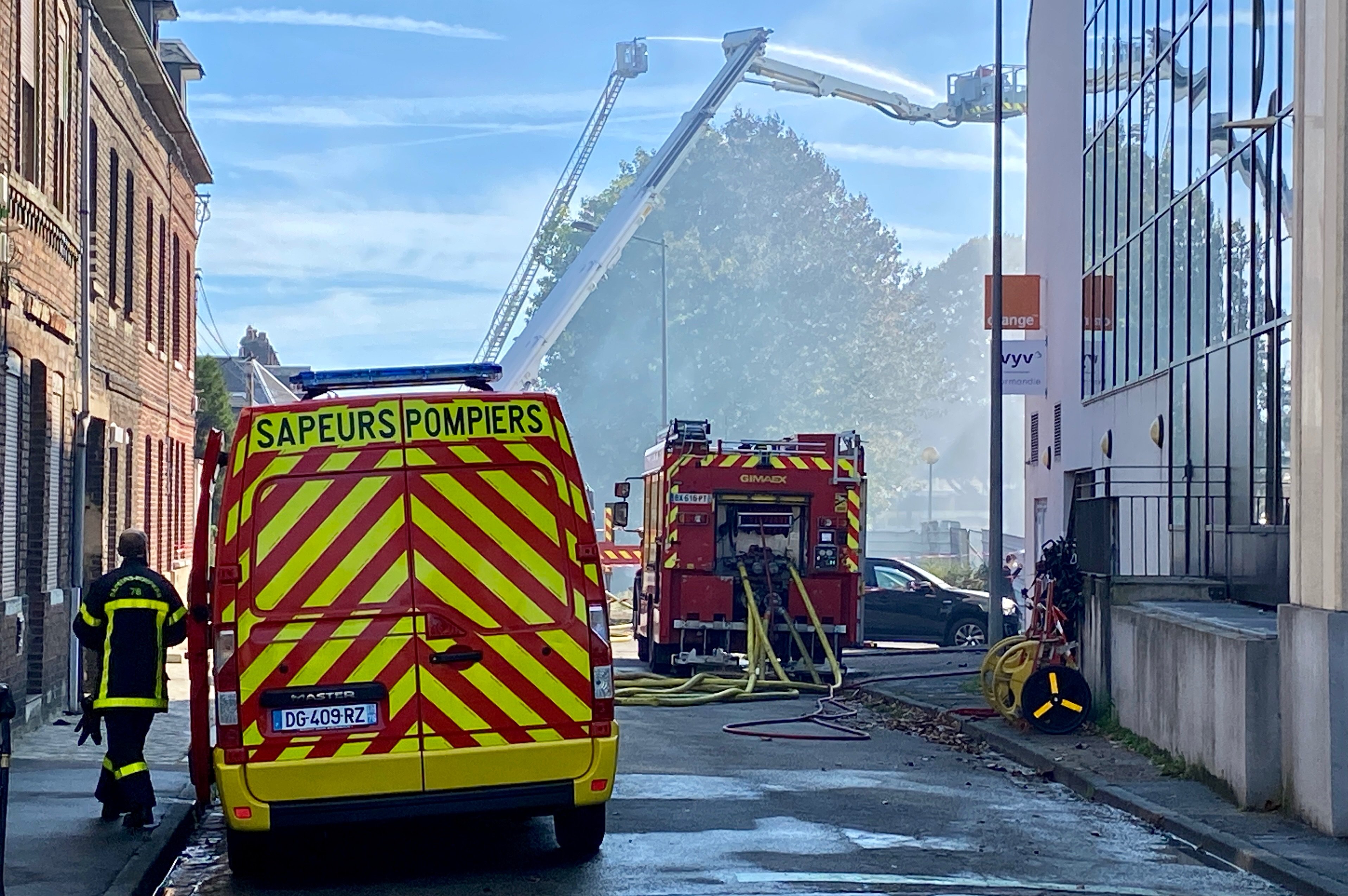 Les pompiers étaient toujours sur place dimanche pour éteindre le foyer de l'incendie qui a détruit deux bâtiments désaffectés dans le quartier Saint-Julien à Rouen (Seine-Maritime). LP/Laurent Derouet