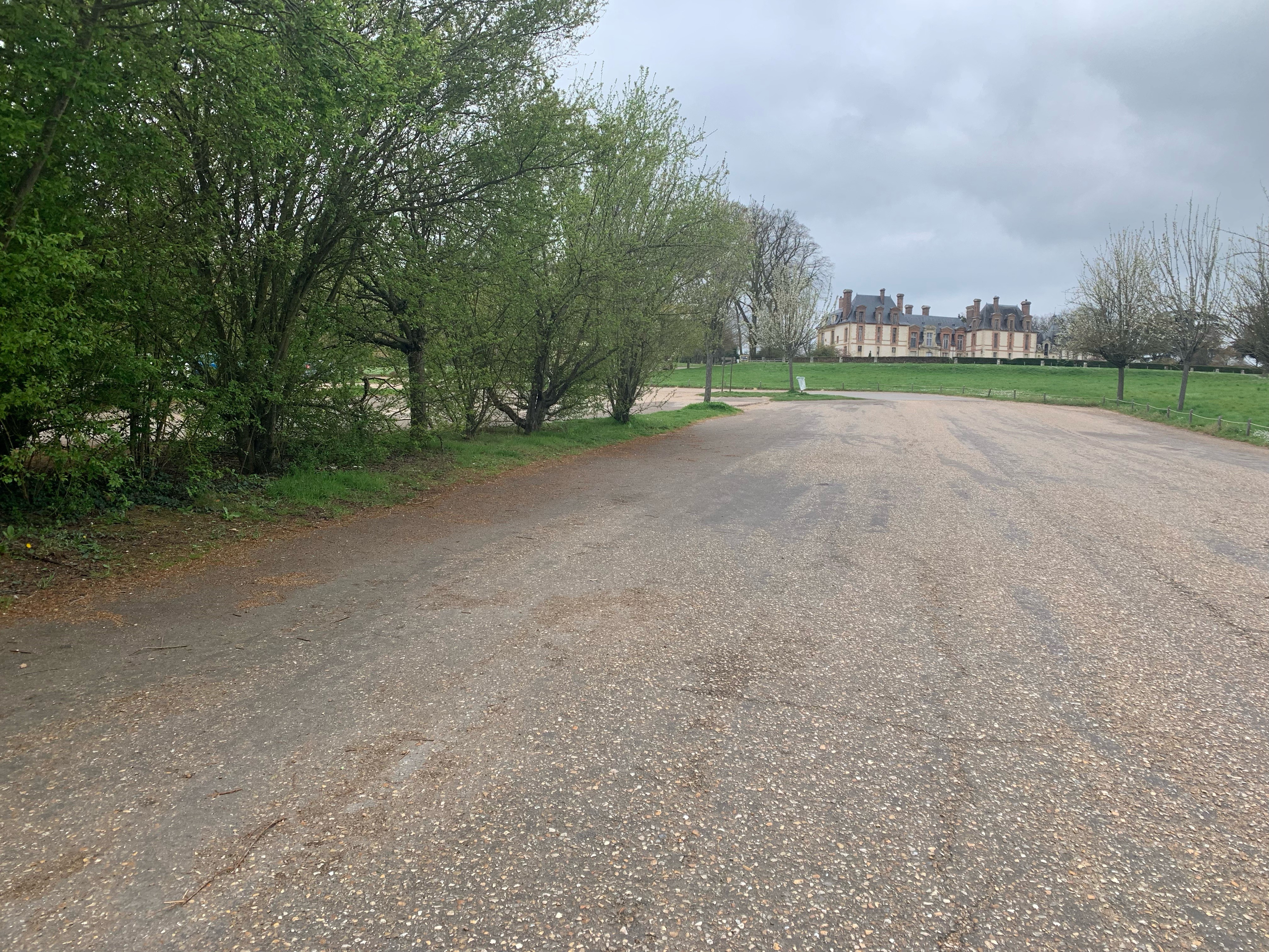 Thoiry (Yvelines), mercredi 6 avril 2022. C'est sur ce parking que le corps sans vie de Robert Allo a été découvert par un employé de l'Office national des forêts. LP/Nicolas Goinard