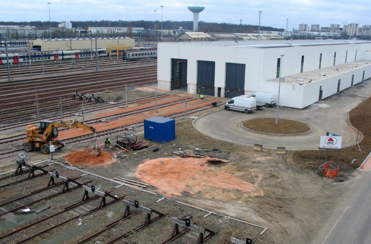 <b></b> Trappes. La locomotive incendiée était stationnée dans la gare de triage et de maintenance. LP/NF.