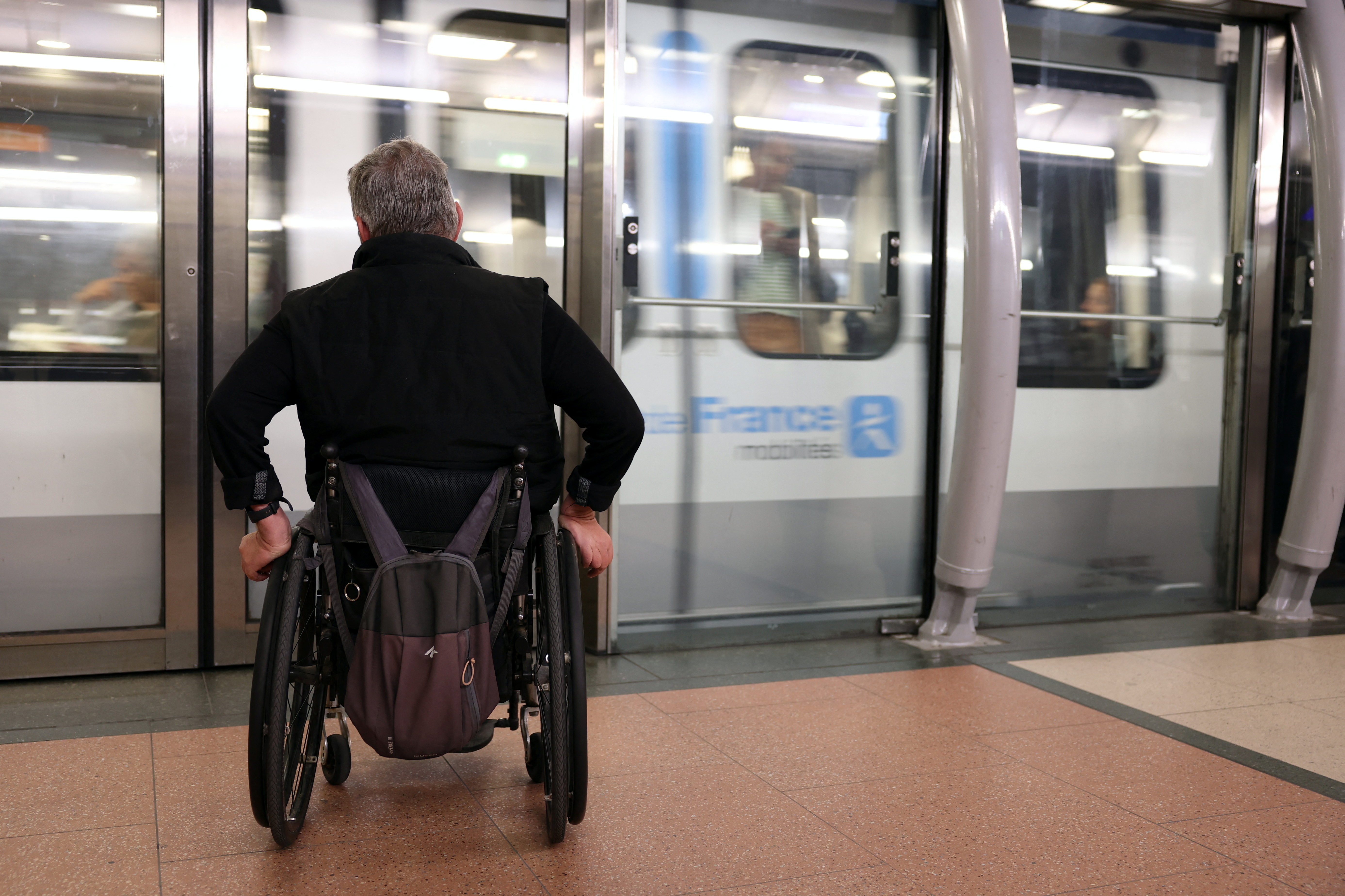 À Paris, seuls la ligne 14 et les prolongements des lignes 11 et 4 du métro sont dotés des équipements nécessaires à l'accès des personnes à mobilité réduite (illustration). REUTERS/Stéphanie Lecocq