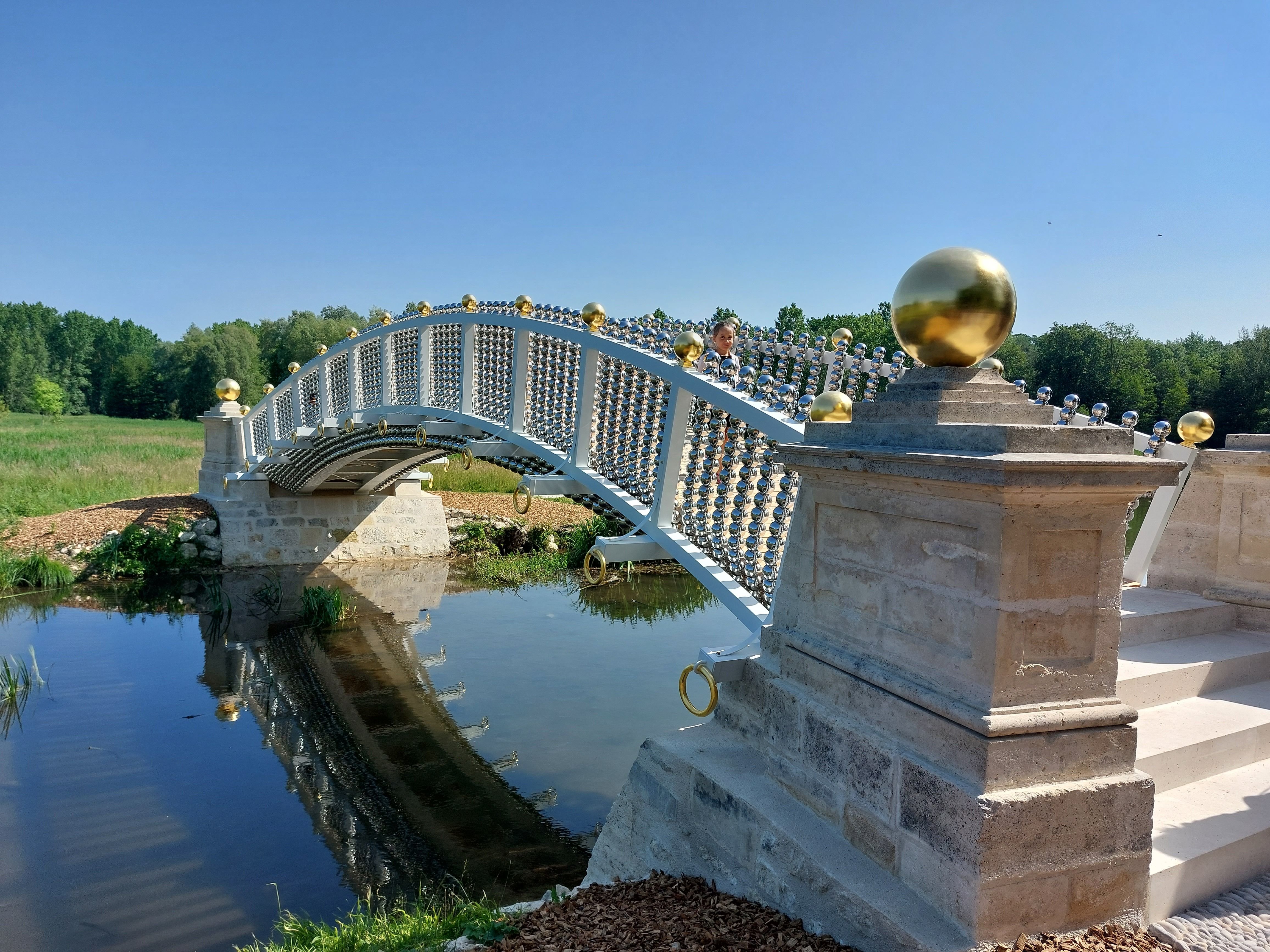 Le Mérévillois, le 3 juin 2023. Le Pont aux boules d'or, conçu par Jean-Michel Othoniel, a été inauguré ce samedi au domaine de Méréville. LP/Cécile Chevallier