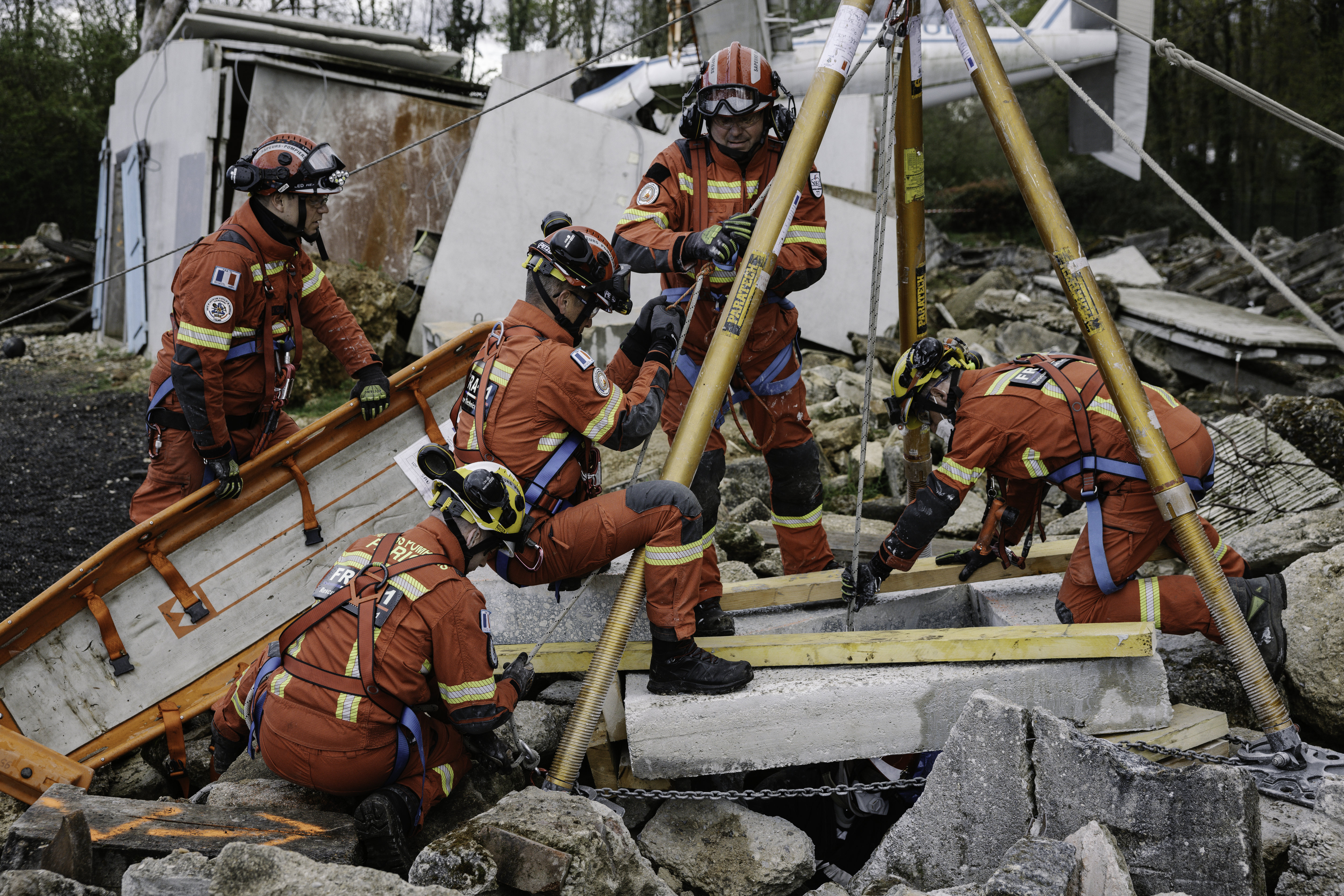 En avril 2023, des pompiers d'Île-de-France ont réalisé une simulation de séisme avec des victimes cachées dans les effondrements. LP/ Arnaud Dumontier
