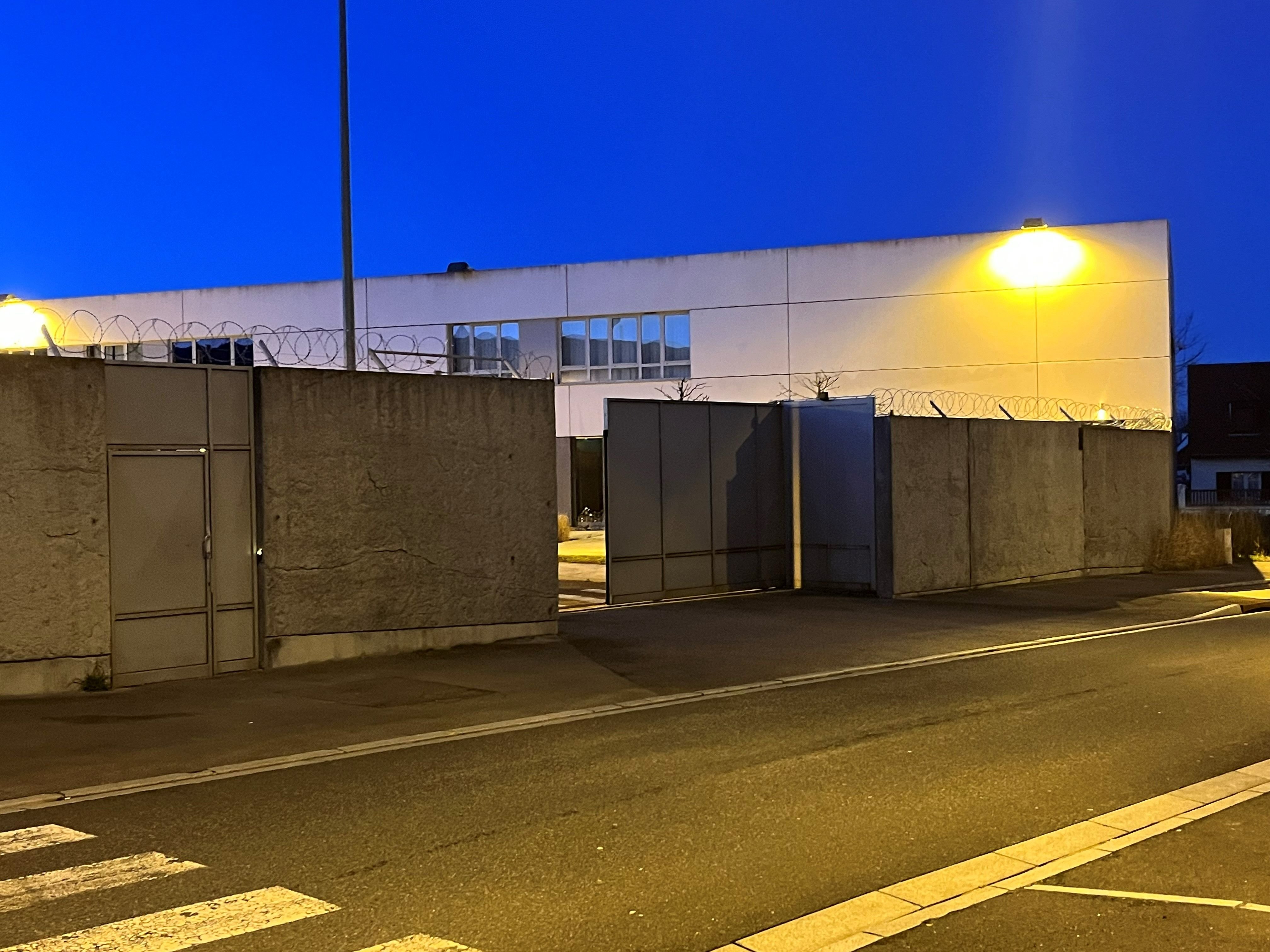 Beauvais, vendredi 26 janvier. C'est par ce portail, situé à l'arrière de l'hôtel de police, que les émeutiers étaient entrés dans la nuit du 29 au 30 juin 2023 pour attaquer le commissariat et dégrader une dizaine de véhicules. LP/P.C.