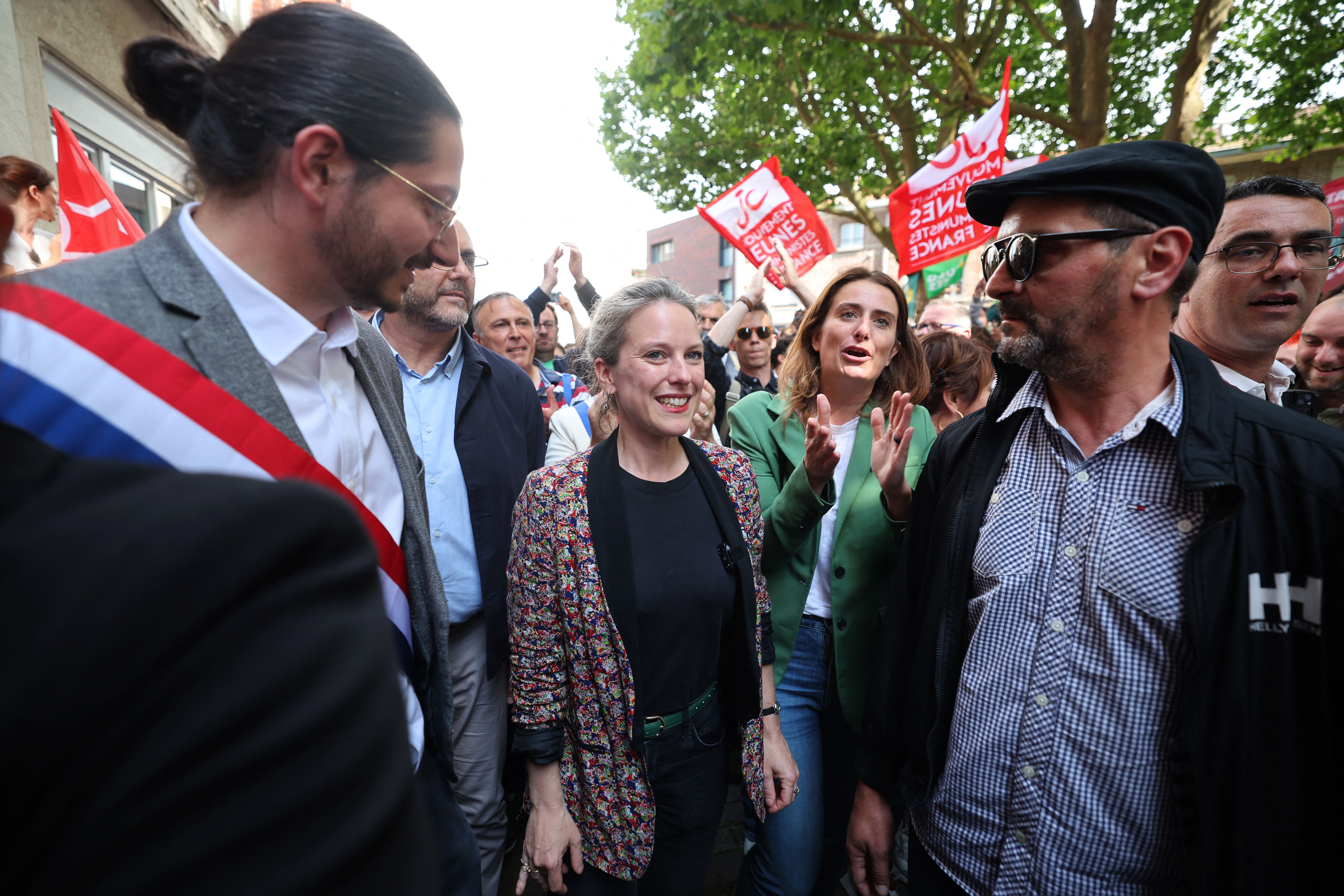 « Le président doit nommer Lucie Castets pour qu’on mette en place les priorités attendues par les Français », insiste la patronne des Écologistes Marine Tondelier, ici à droite de la prétendante du NFP à Matignon, le 27 juillet à Lille. AFP/François Lo Presti