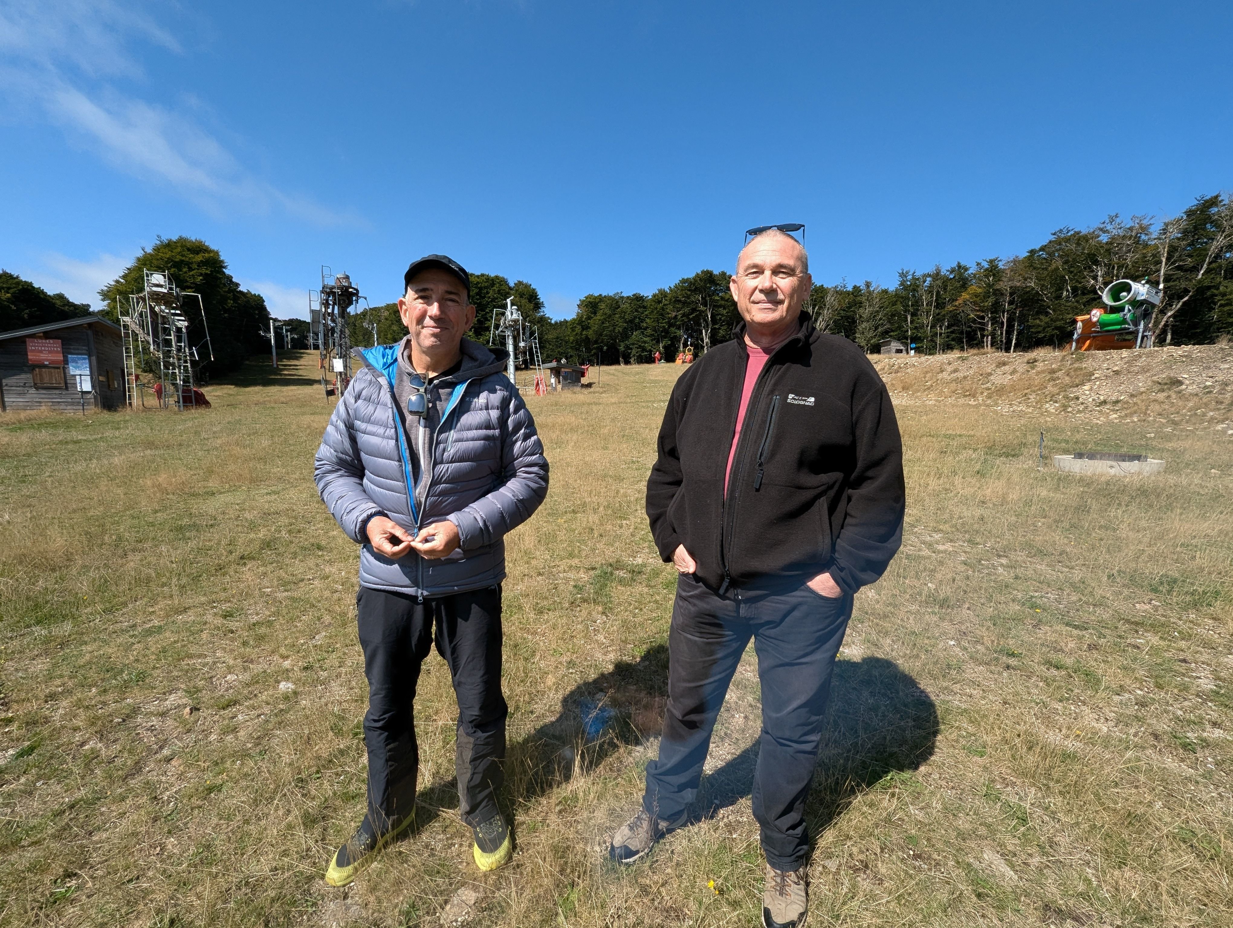 Laurent Monge-Cadet (à gauche), co-associé d'Alti Aigoual et Jean-Paul Coudert (à droite), président de l'association Vivre en Cévennes, se mobilisent pour la survie de Prat-Peyrot. LP/Nelly Barbé