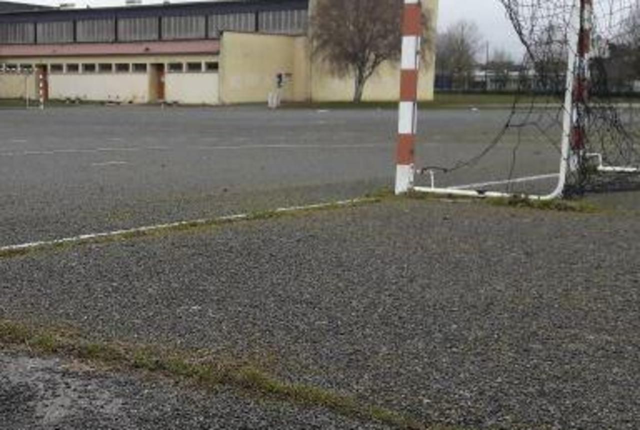 <b></b> Suite à un dégât des eaux intervenu en février dernier, le gymnase du lycée Geoffroy Saint-Hilaire est impraticable.