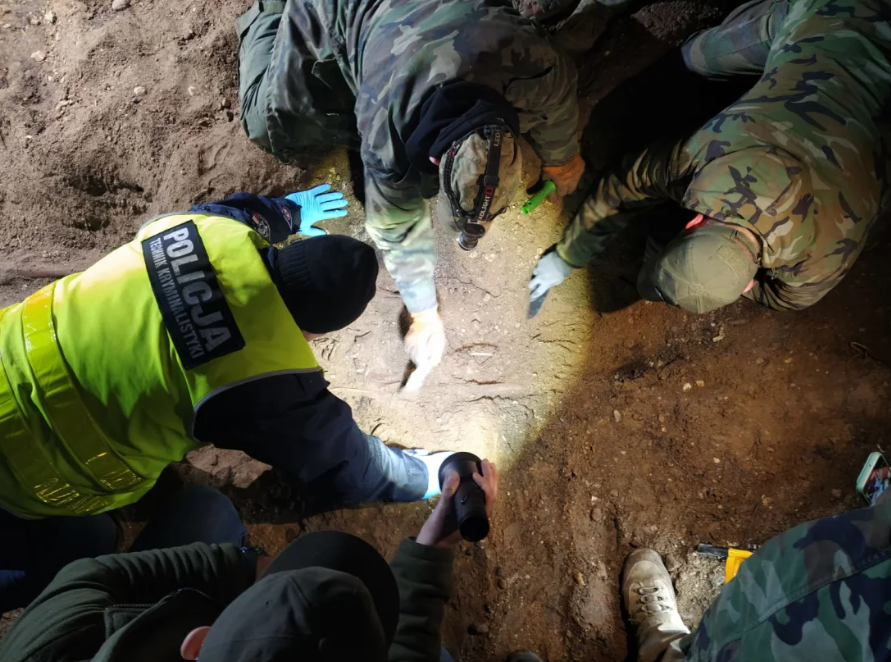Les archéologues ont immédiatement appelé la police après la découverte d'un crâne humain. Fondation Latebra