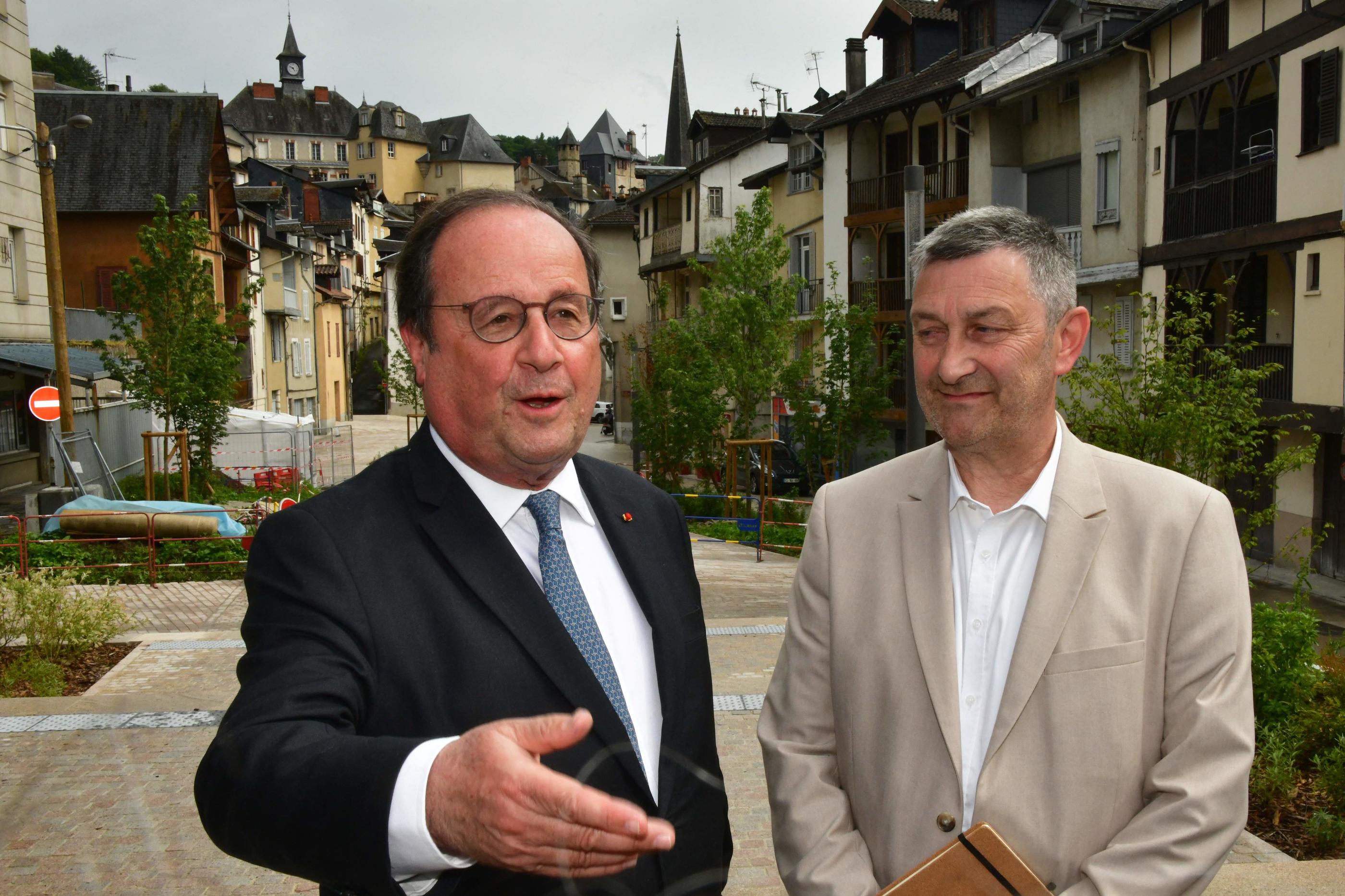 Tulle (Corrèze), le 15 juin. «À situation exceptionnelle, décision exceptionnelle, rétorque François Hollande (ici avec son suppléant Philippe Brugère). Jamais l’extrême droite n’a été aussi proche du pouvoir depuis la Libération.» AFP/Pascal Lachenaud