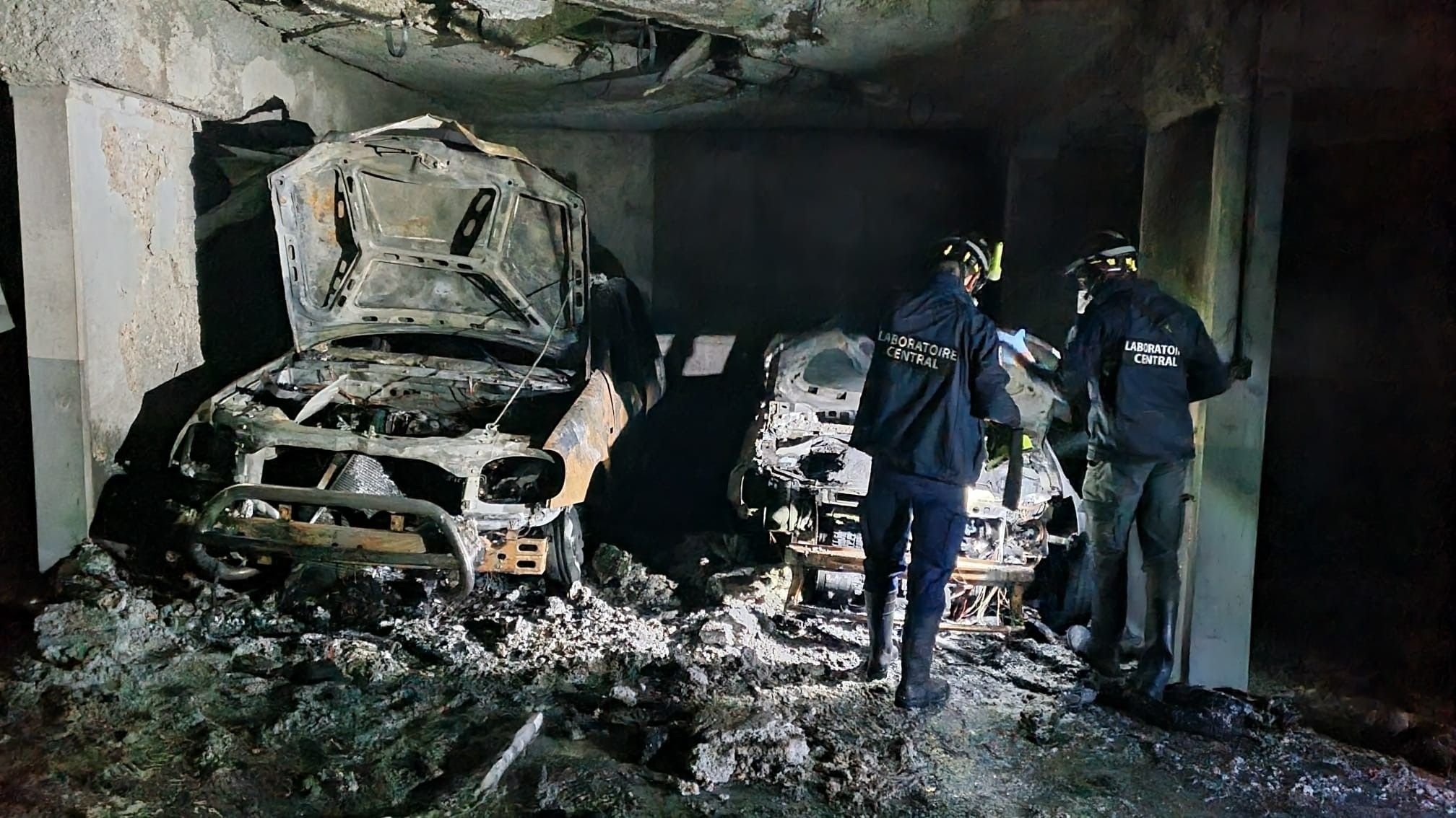 Clichy (Hauts-de-Seine), ce mercredi 11 octobre 2023. Deux véhicules ont notamment été détruits dans l'incendie. DR