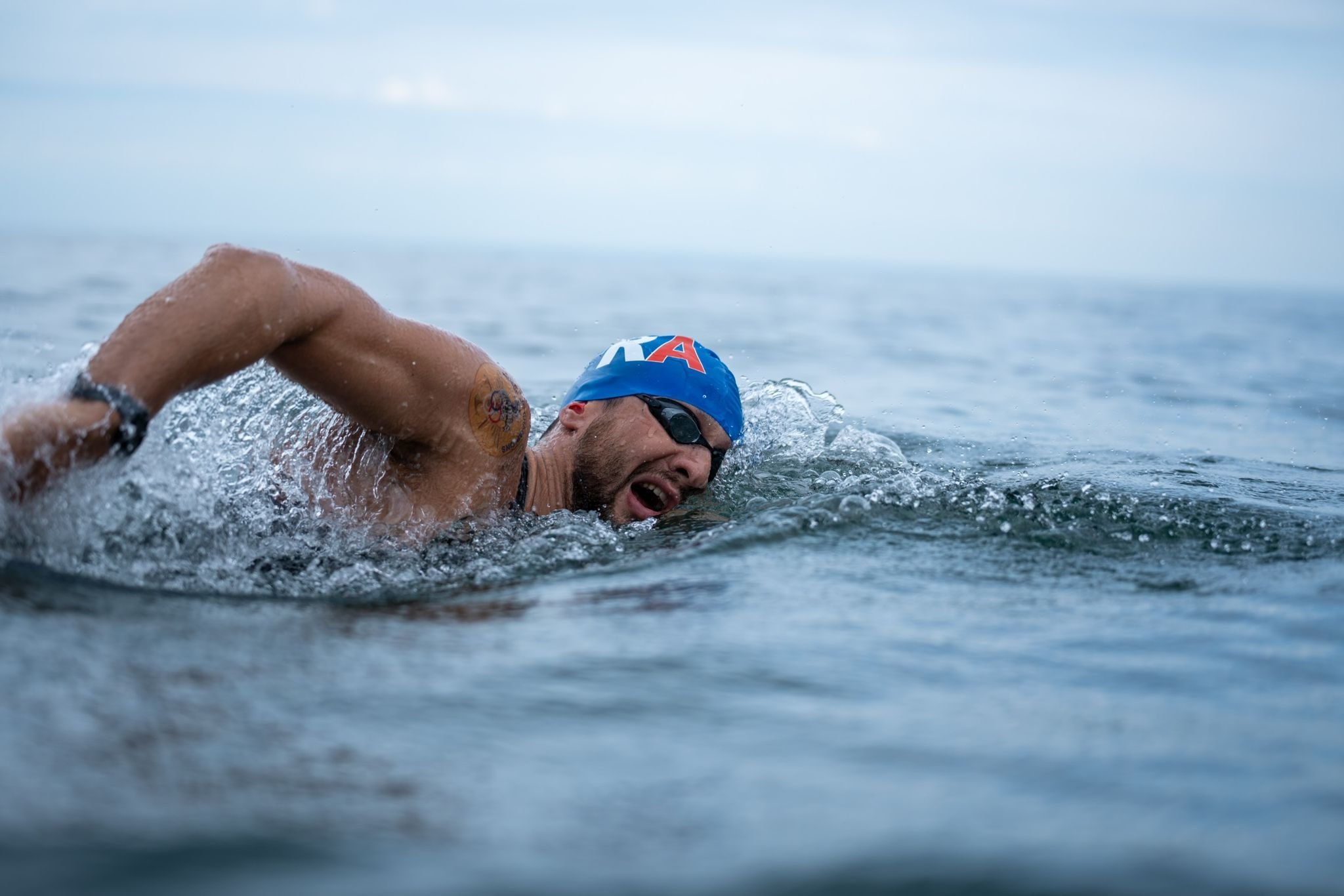 Deux fois champion du monde du 25 km en eau libre, le nageur de l'AAS Sarcelles Axel Reymond va tenter de battre le record du monde de la traversée de la Manche à la nage. DR