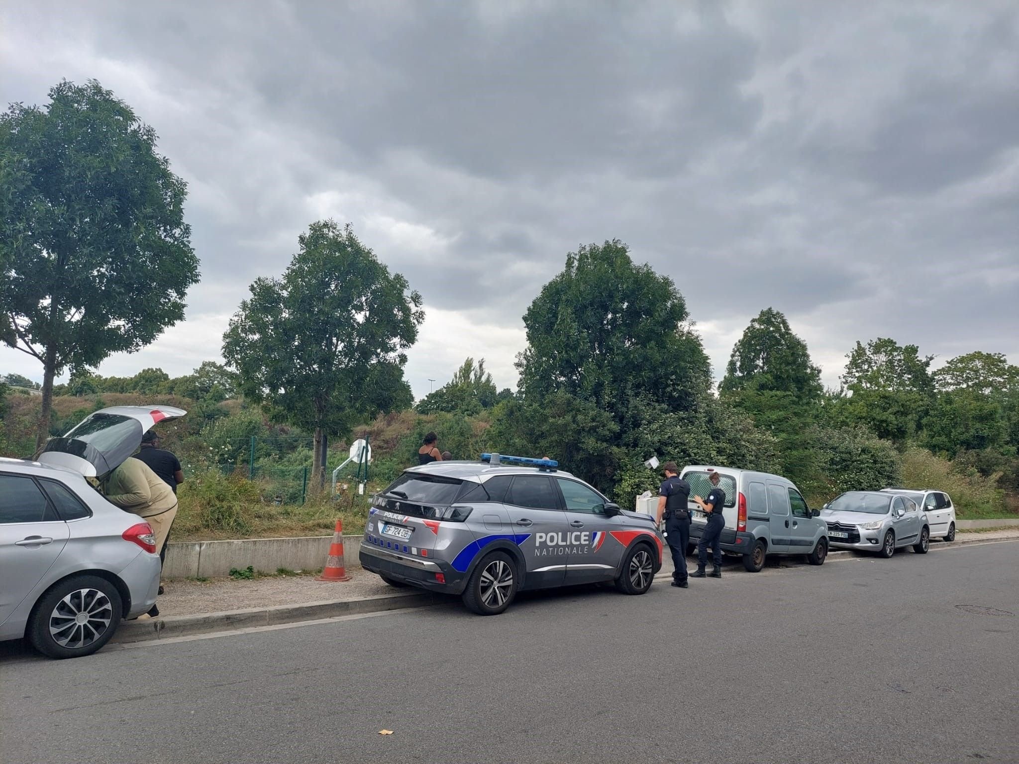 Lors d'une opération de contrôle en douceur, la police nationale a contraint les organisateurs de barbecue du parc des Guillaumes, à Noisy-le-Sec, à remballer leur marchandise. LP/Valérie Mahaut