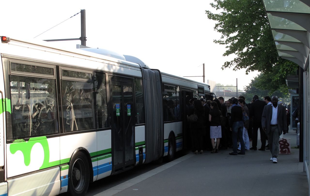 <b></b> Illustration. Le bus du réseau SQYBus a été percuté à l’arrière par un poids-lourd alors qu’il se trouvait à l’arrêt. 