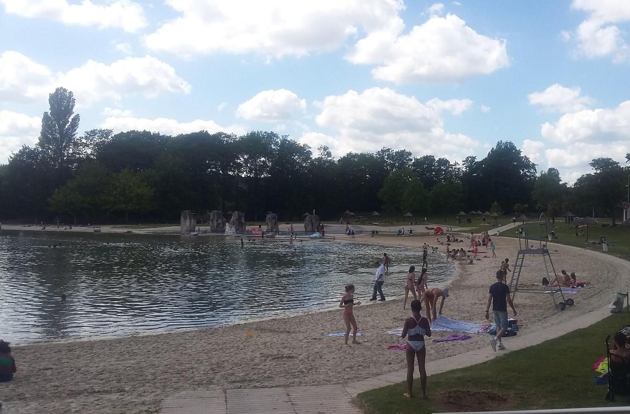 <b></b> Cergy (Val-d’Oise), ce samedi. La plage de l’Île de loisirs de Cergy a rouvert ce samedi. 