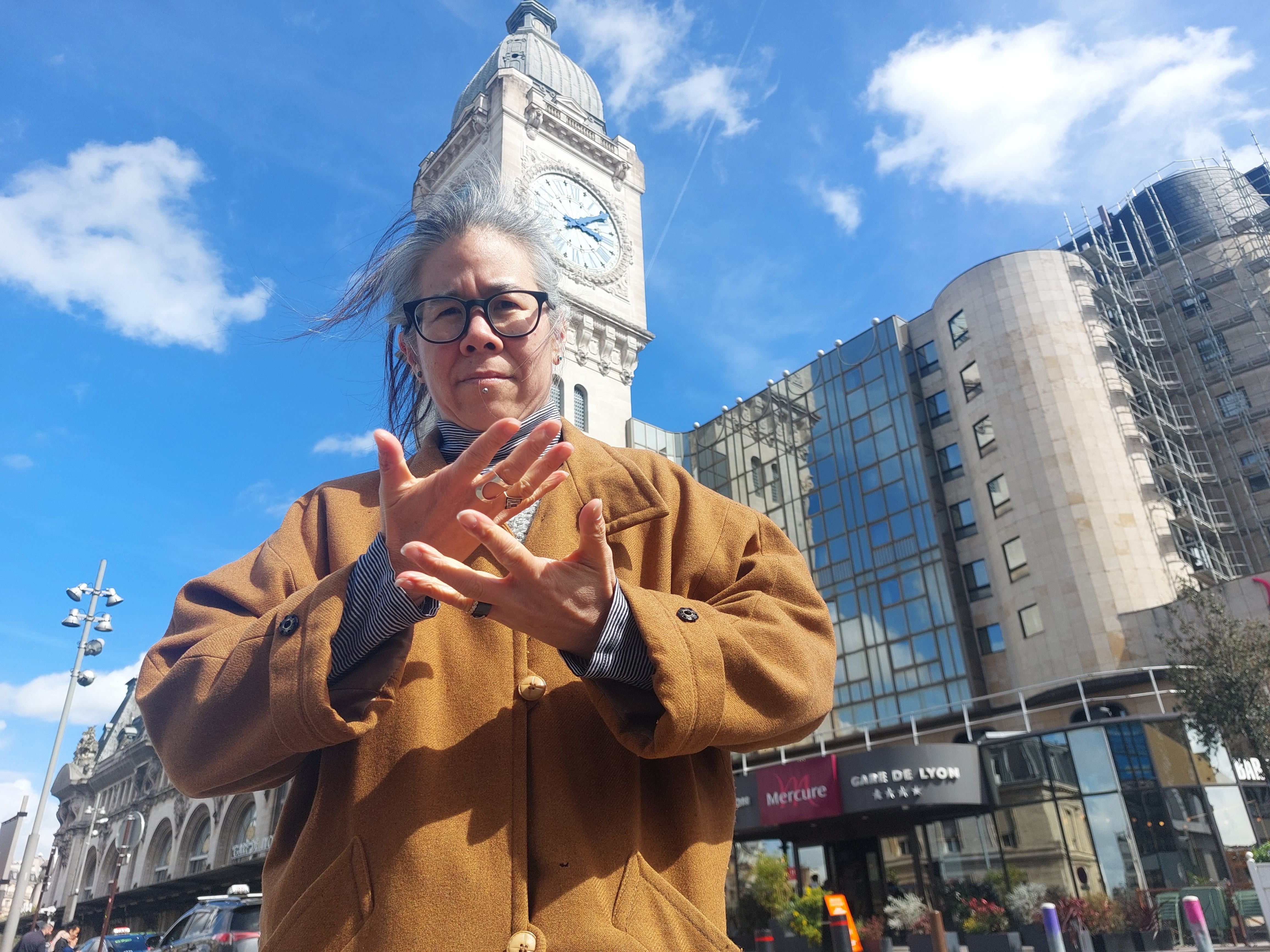 Paris (XIIe), le 4 avril. Shirley Tong On, vice-présidente des Femmes sourdes citoyennes et solidaires, traduit ici en langue des signes le slogan «Libérons la parole». LP/Denis Courtine