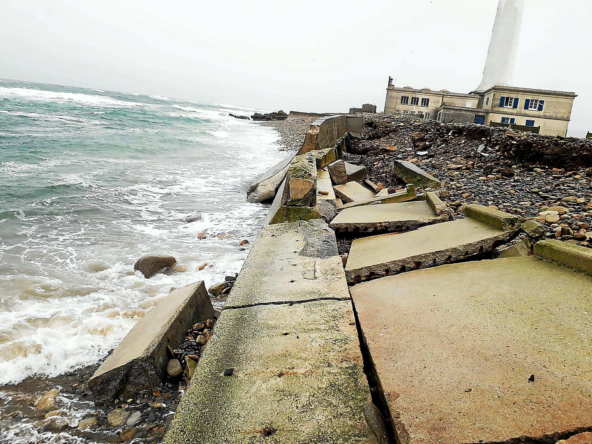 Sous l'effet des grandes marées et d'une petite tempête, une importante partie de la digue de l'île de Sein (Finistère) s'est écroulée. PhotoPQR/Le Télégramme/Laura Ayad