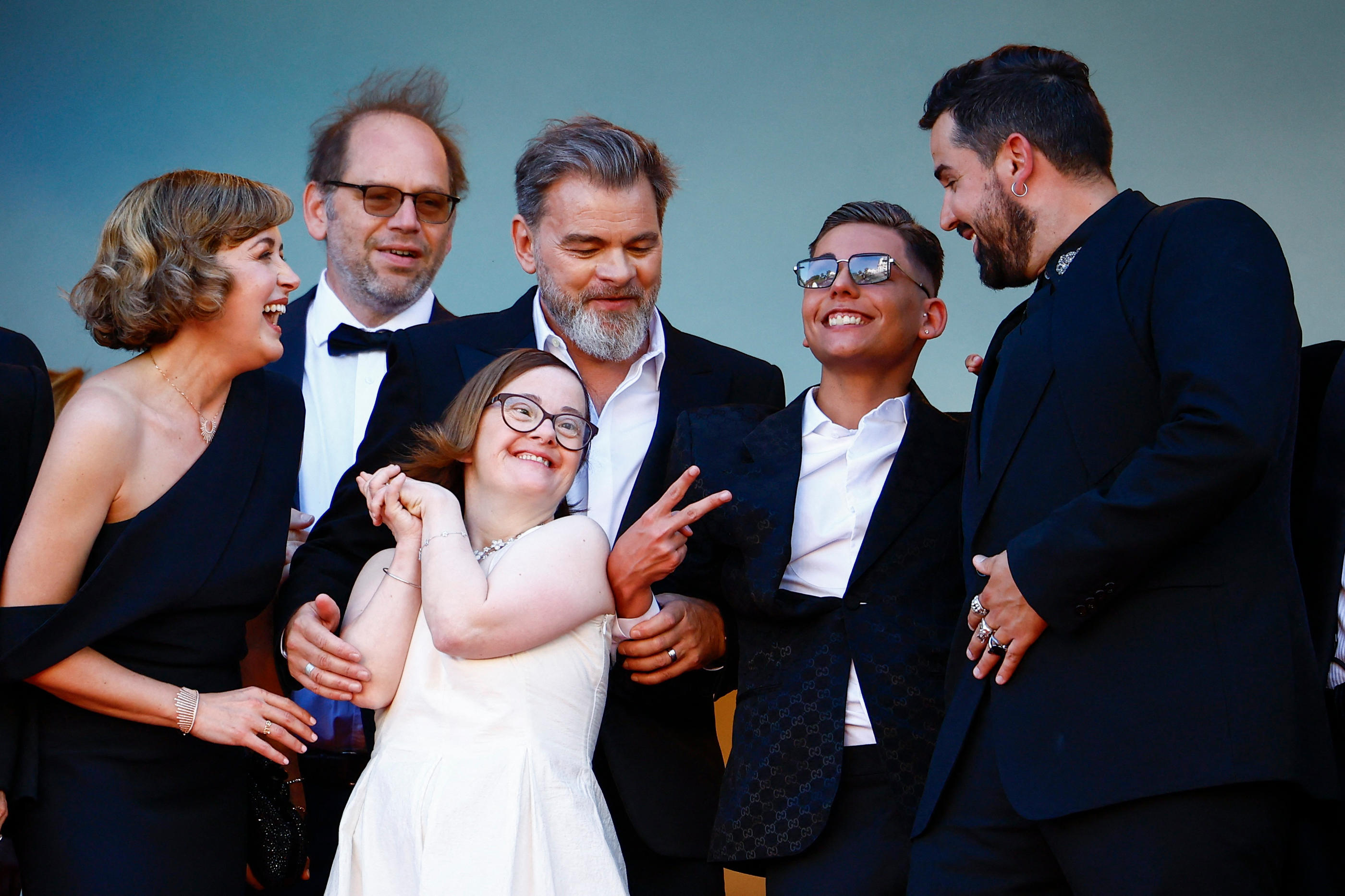 Une partie de l'équipe du film «Un p’tit truc en plus» sur le tapis rouge de Cannes, le 22 mai. Reuters/Sarah Meyssonnier