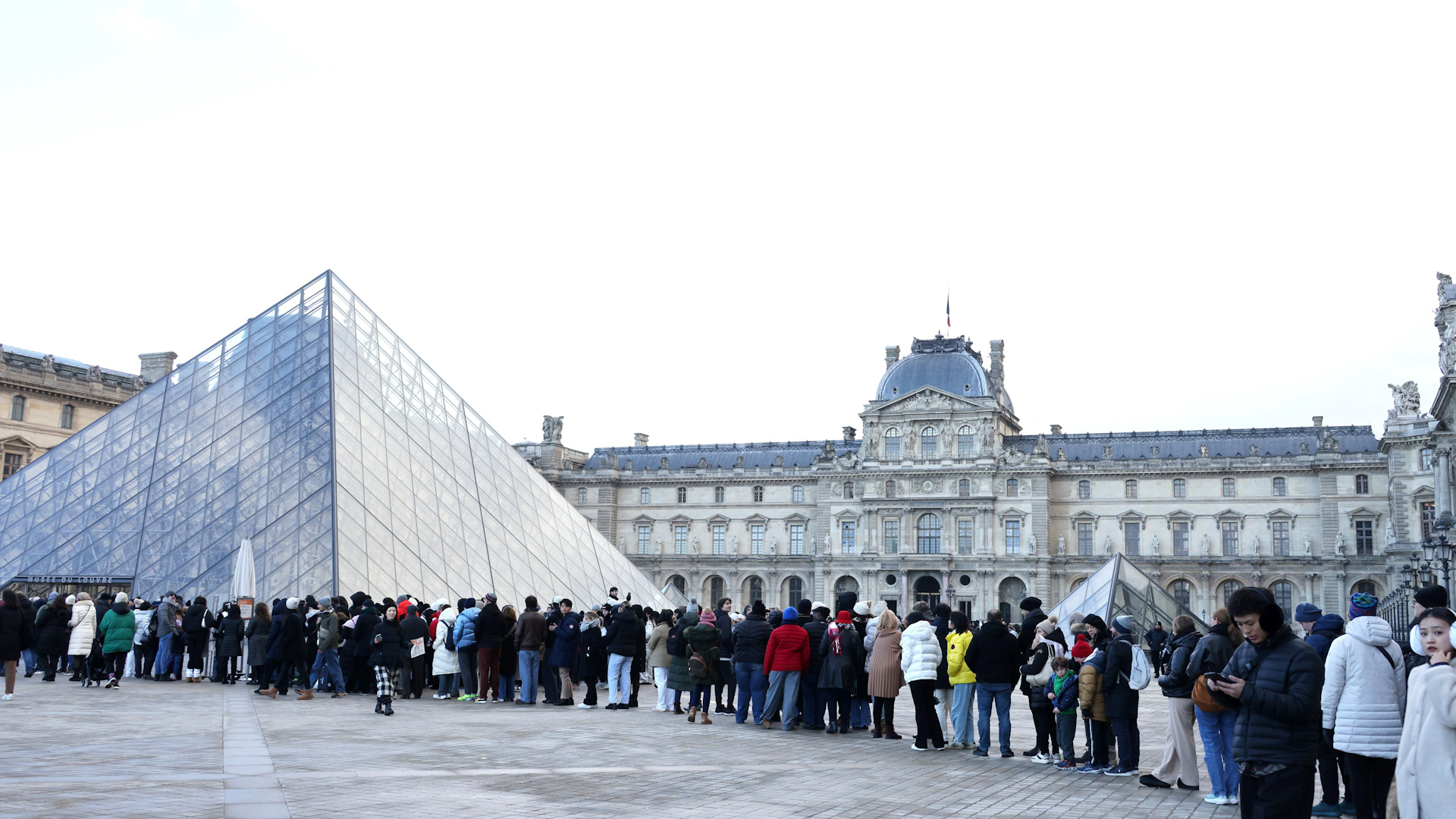 Paris (Ier), lundi 15 janvier. L'augmentation du prix d'entrée au Louvre n'a pas découragé les nombreux touristes.
