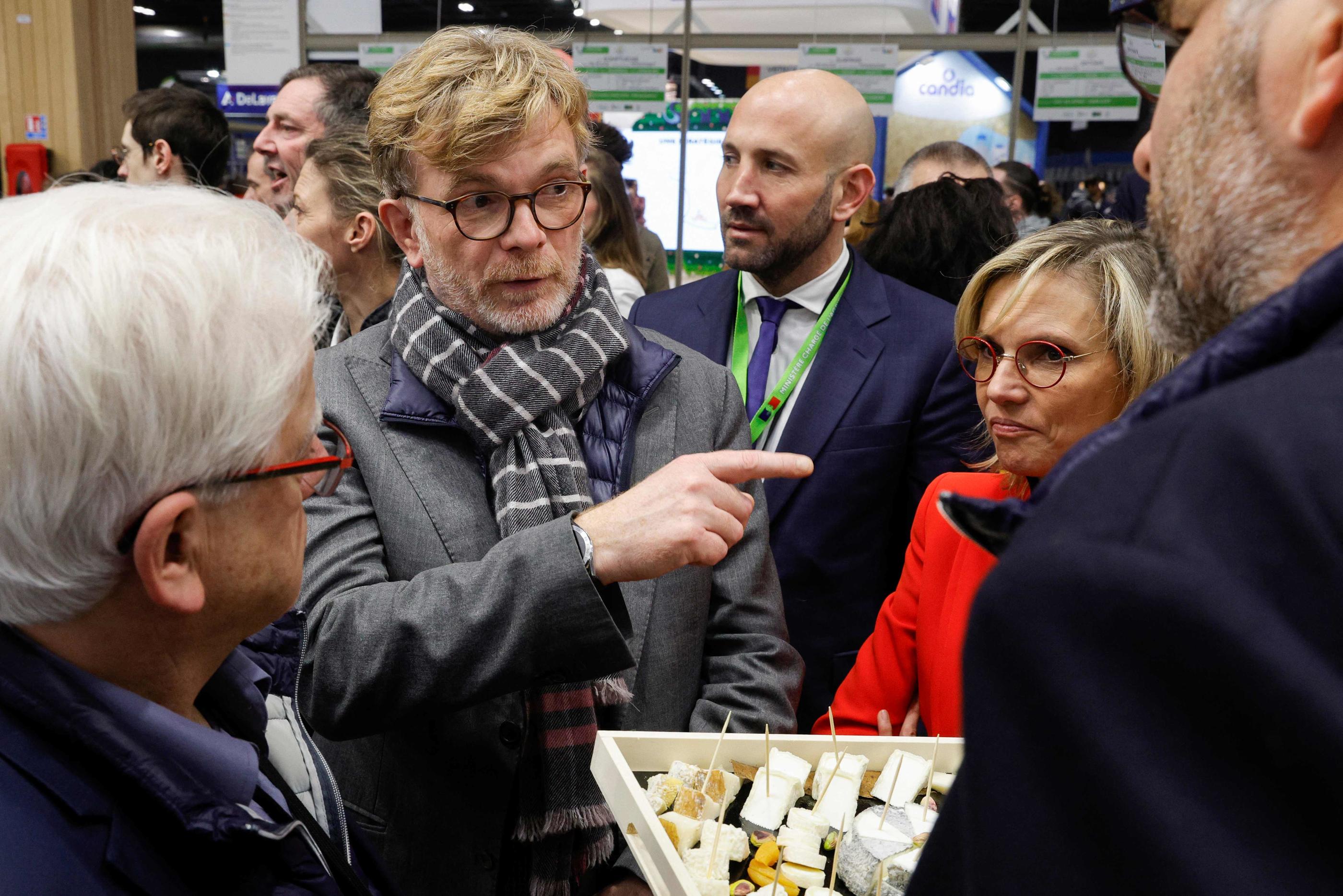 Marc Fesneau et Christophe Béchu ont été hués et sifflés alors qu'ils se trouvaient sur le stand de l'Ademe, au Salon de l'agriculture. AFP/Geoffroy Van der Hasselt