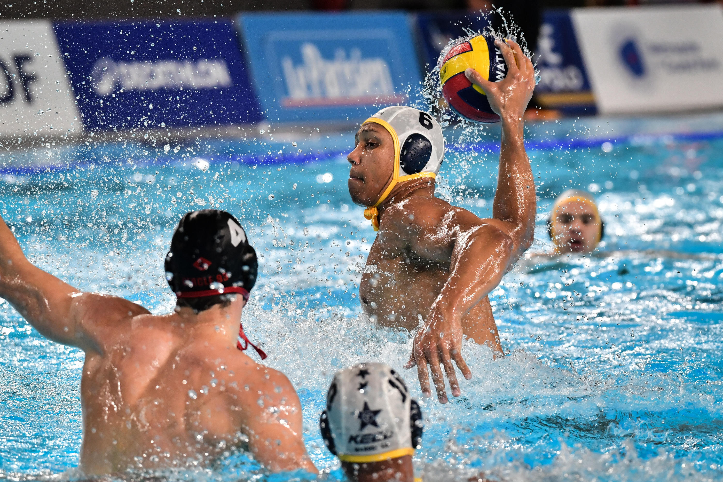 Thomas Vernoux, ballon en main, sera leader de cette équipe de France à seulement 21 ans. Abaca/Icon Sport