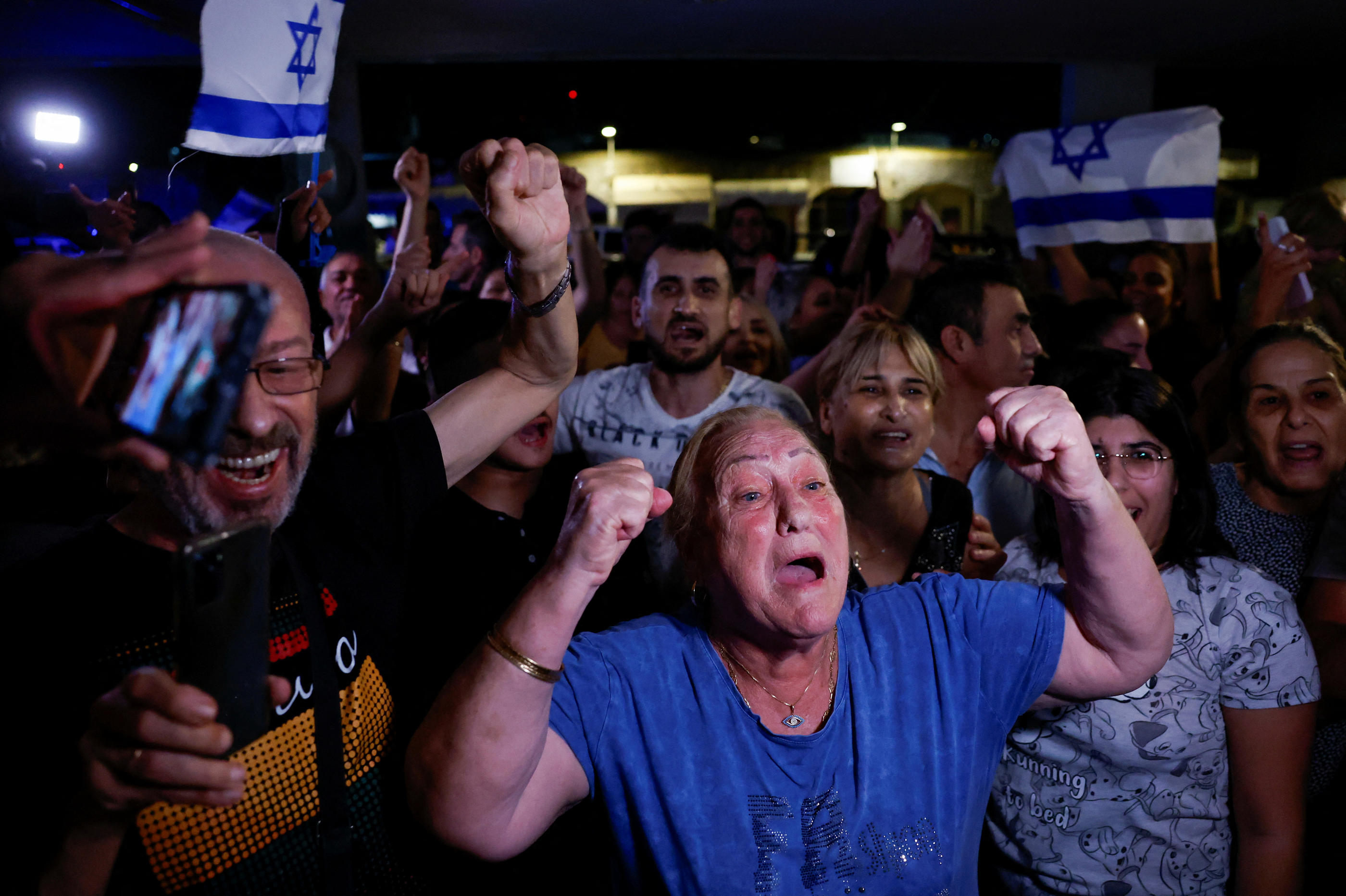 La famille et les amis de la soldate israélienne Ori Megidish, à la suite de l'annonce de sa libération par l'armée israélienne, le 30 octobre 2023 près de sa maison à Kiryat Gat en Israël. Reuters/Evelyn Hockstein