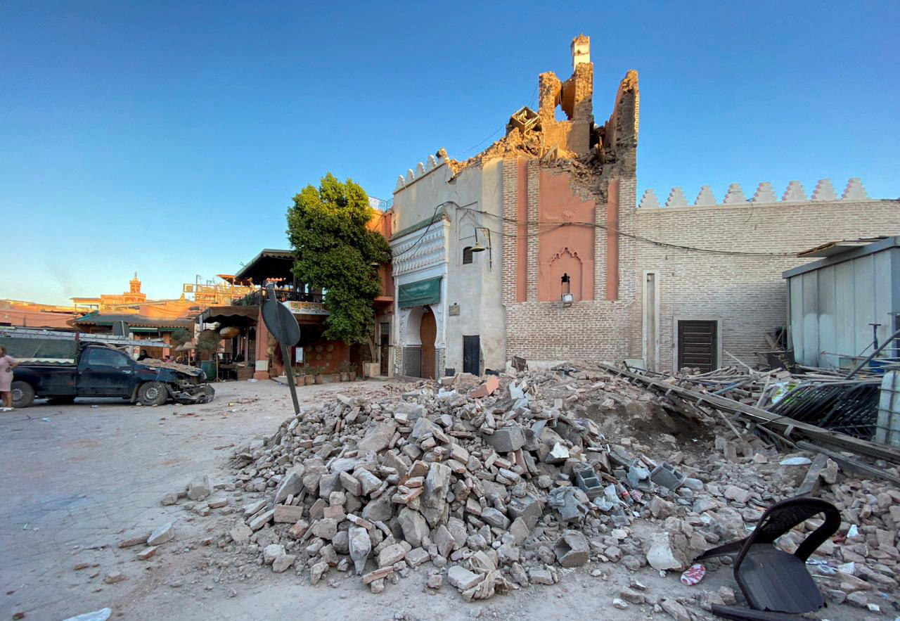 La mosquée Kharbouch, située sur la célèbre place Jemaa el-Fna, a été touchée et une partie du minaret a été détruite. Reuters /Abdelhak Balhaki
