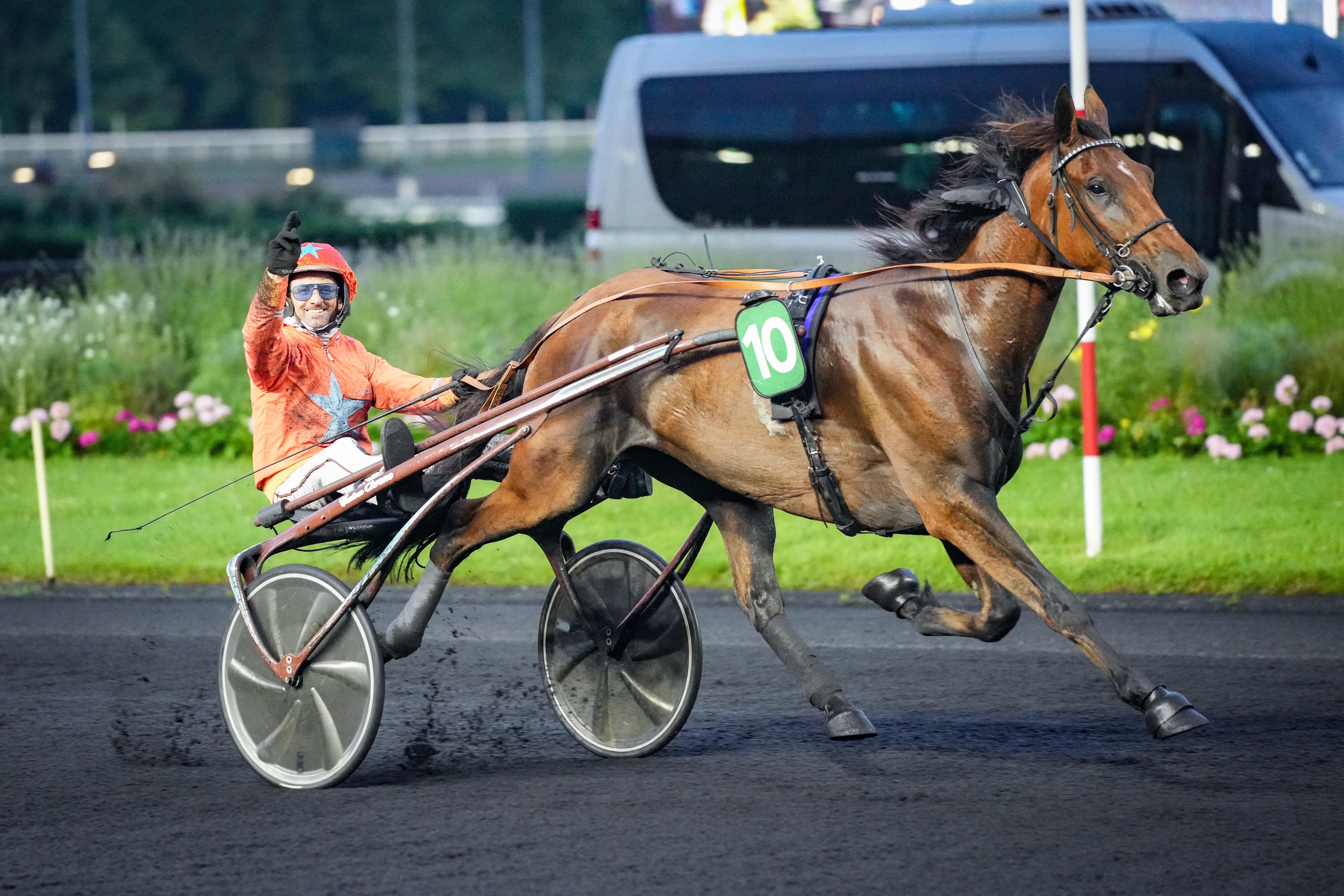 Paris-Vincennes, le 31 mai 2024. Le doigt levé vers le ciel, Arnaud Desmottes dédie le succès de Jason Ginyu à Loïs Emelin, disparu cinq ans plus tôt de la maladie d'Alexander.  (Scoopdyga/Pierre Costabadie)