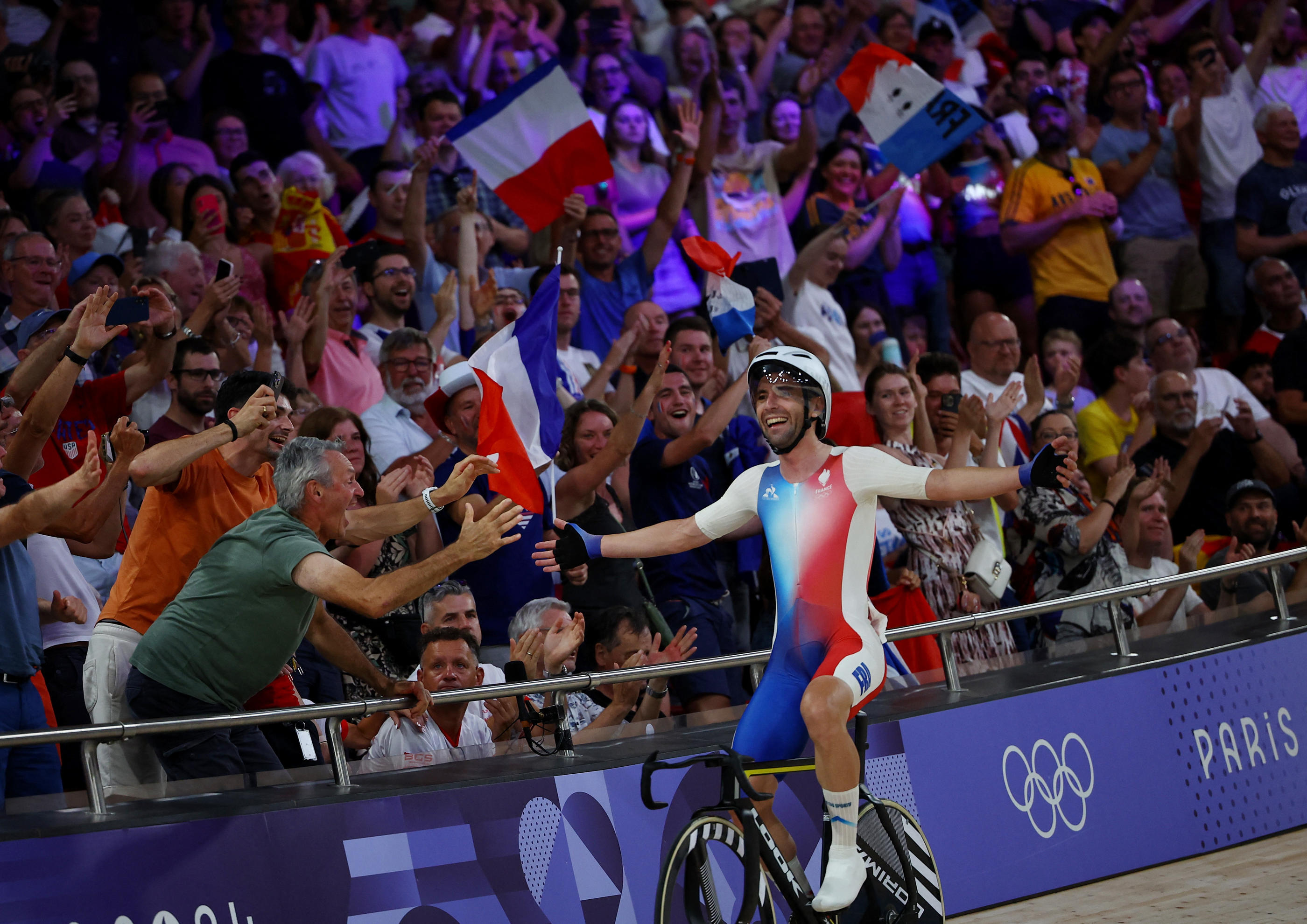 Ce jeudi 8 août, Benjamin Thomas célèbre son sacre olympique avec le public présent au Vélodrome National. REUTERS/Agustin Marcarian