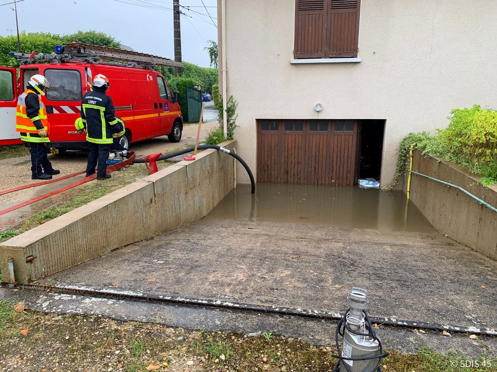 Les sapeurs évacuent l'eau qui ses infiltrée dans le sous-sol des maisons à Neuville-aux-Bois. DR/SDIS 45