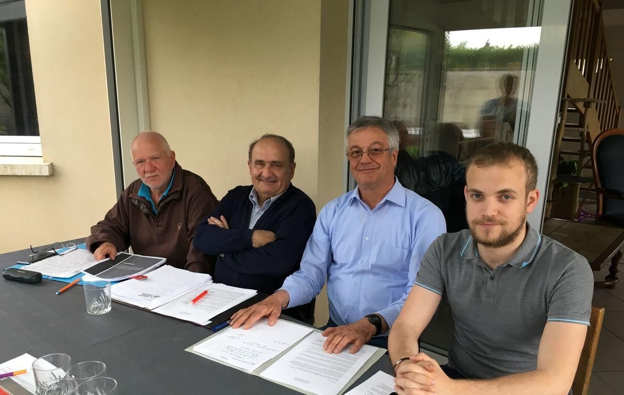 <b>Le Perray-en-Yvelines, jeudi soir.</b> Les membres du collectif de défense de l’hôpital de Rambouillet appellent à manifester devant l’établissement le vendredi 24 juin. 