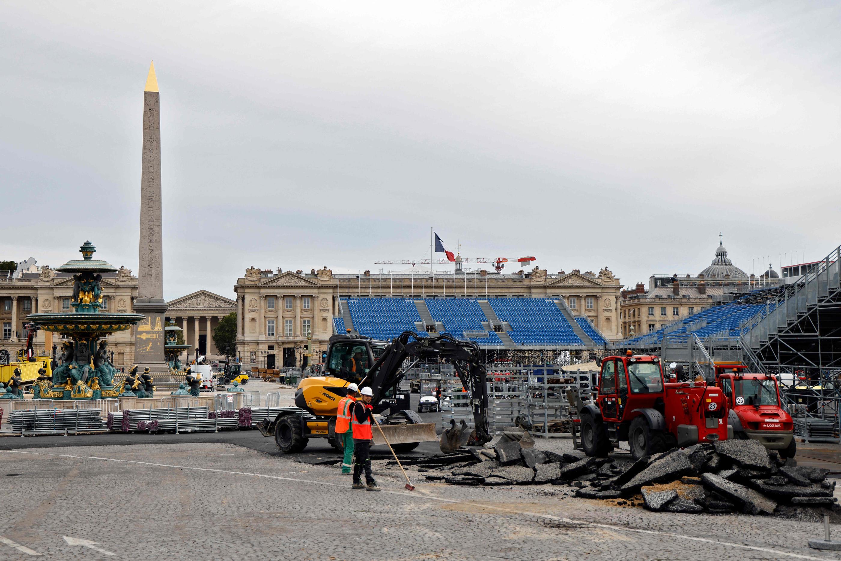 Le démontage rapide des "arenas" de la place de la Concorde permet la réouverture anticipée de la station de la ligne 12 située sous le site. (Photo by Ludovic MARIN / AFP)