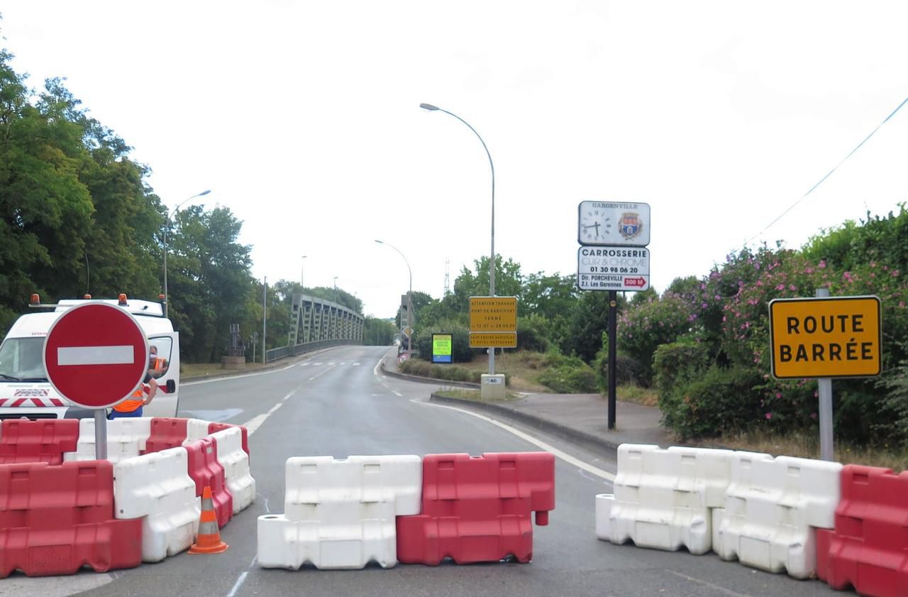 <b></b> Gargenville, vendredi. Le pont de Rangiport qui permet aux automobilistes de franchir la Seine est fermé en raison de travaux d’entretien.