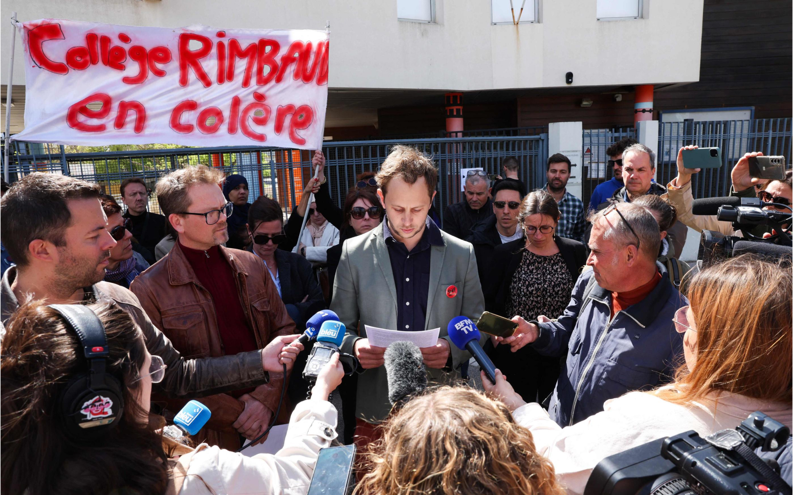 Le 22 avril, des enseignants du collège Arthur-Rimbaud tiennent une conférence de presse devant l’entrée de l’établissement, à Montpellier. AFP/Pascal Guyot