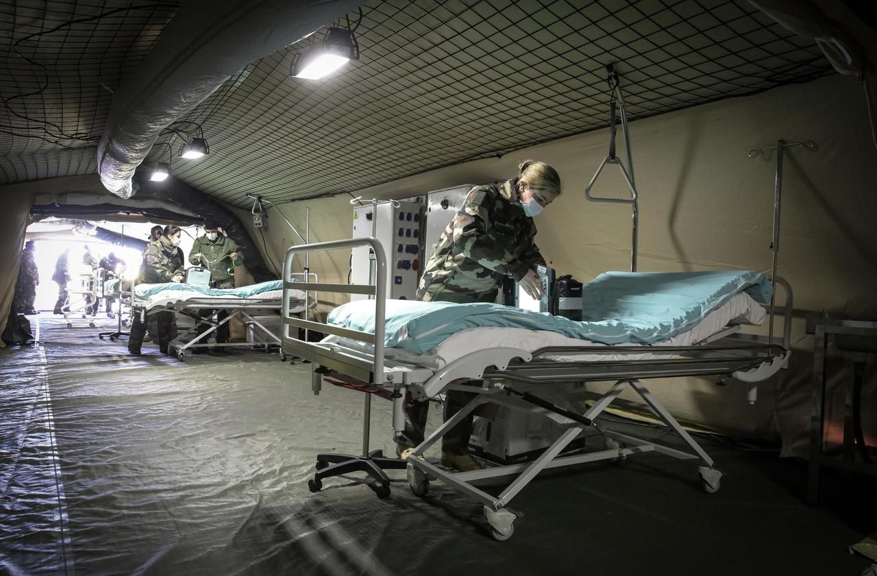<b></b> Mulhouse (Haut-Rhin), le 22 mars 2020. Un hôpital de campagne est installé pour désengorger les hôpitaux du Grand-Est, notamment celui de Mulhouse, totalement saturé.