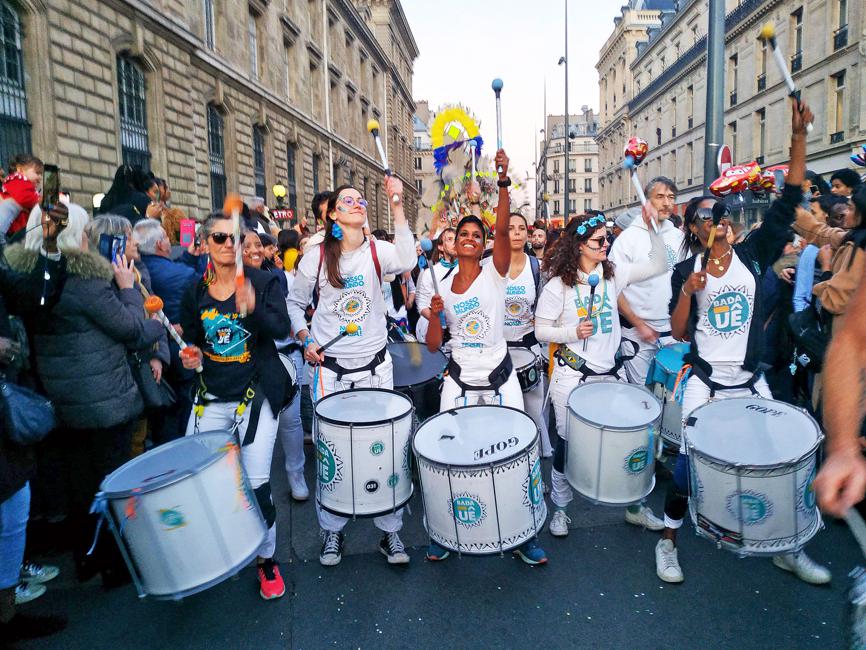 Le Carnaval de Paris (ici en février 2023) va vibrer au rythme des percussions des batucadas et des déhanchés des amateurs de samba. Hans Lucas/Nathalie Vu-Dinh