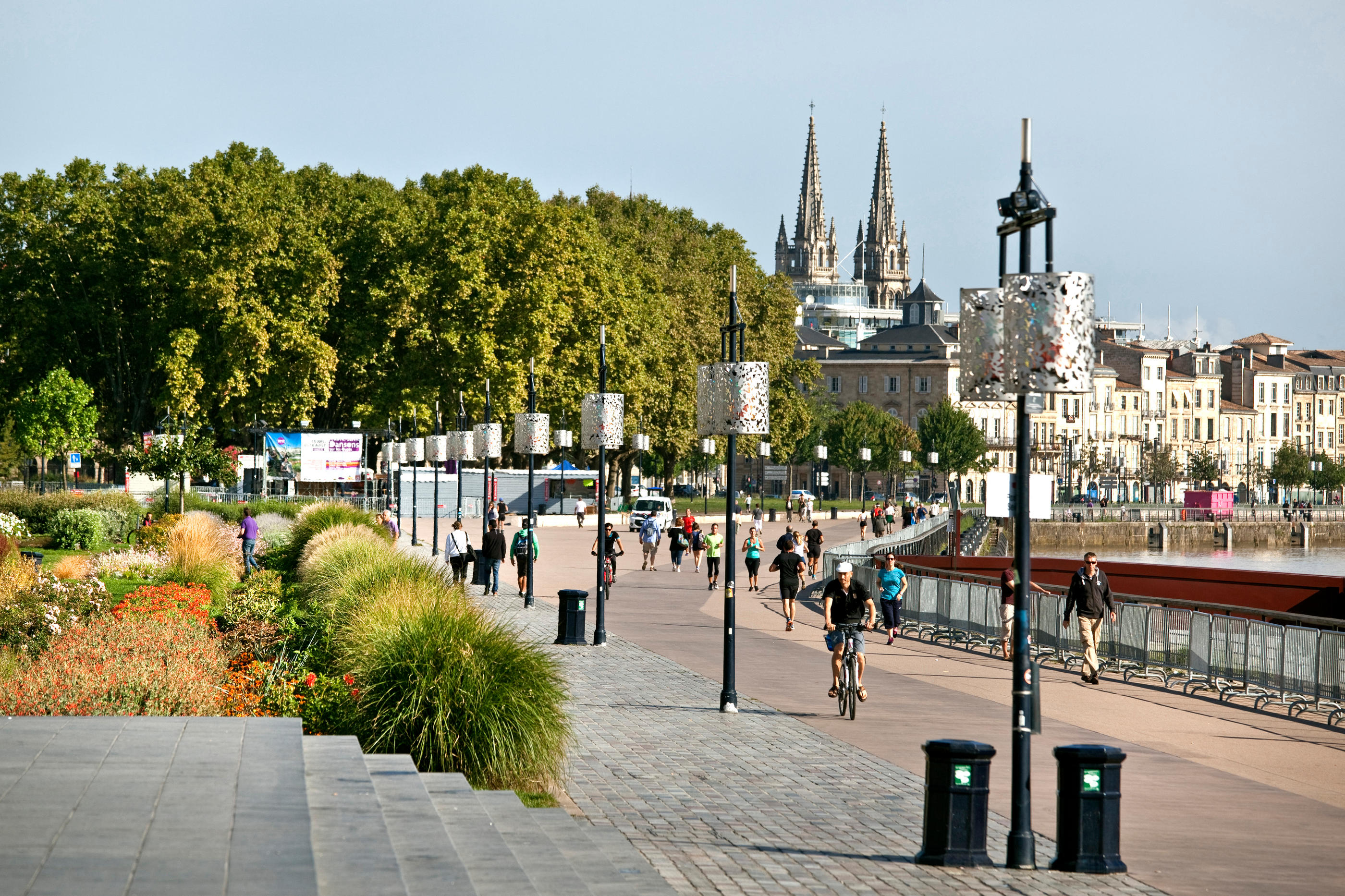 La ville lauréate, Bordeaux (Gironde), se distingue notamment par ses nombreuses pistes cyclables et ses vélos en libre-service. AFP/Philippe Roy