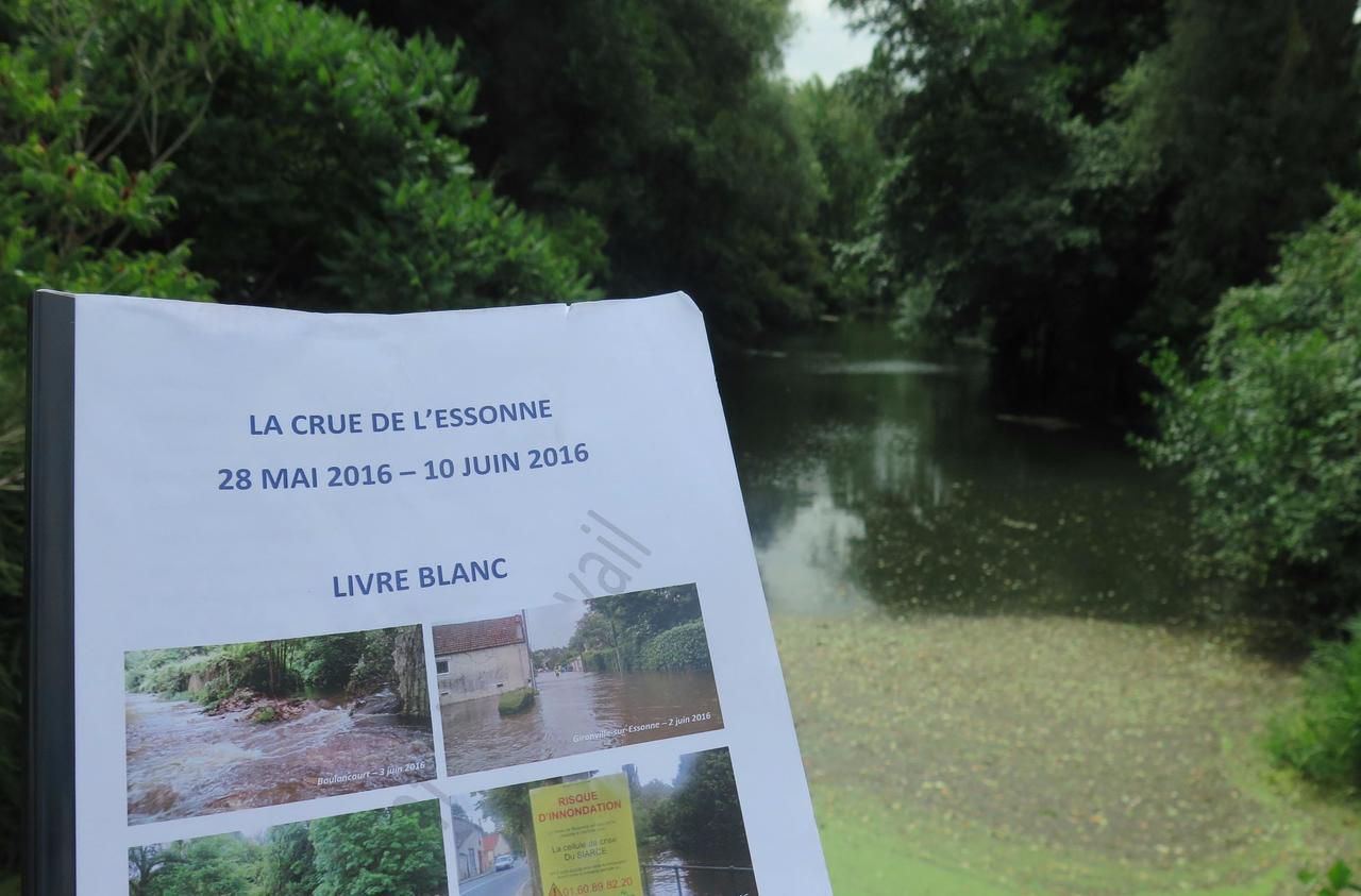 <b></b> Ballancourt, le 30 juillet. Le Siarce soumet à la consultation un livre blanc sur les inondations dues à la rivière Essonne. A cet endroit, la crue a causé de gros dégâts, provoquant l’évacuation d’un hôtel et entraînant la fermeture d’un restaurant toujours pas rouvert depuis. 