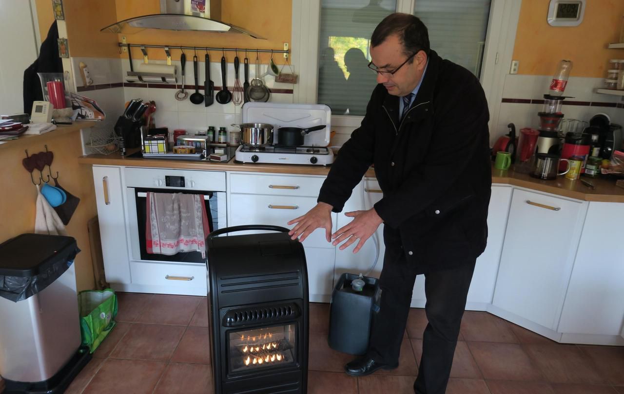 <b></b> Rambouillet, ce mercredi. Pierre-Louis Danleux n’en peut plus. Depuis 9 jours, son appartement est privé d’électricité, donc de chauffage. Depuis il a recours au système D pour se chauffer et faire la cuisine. 