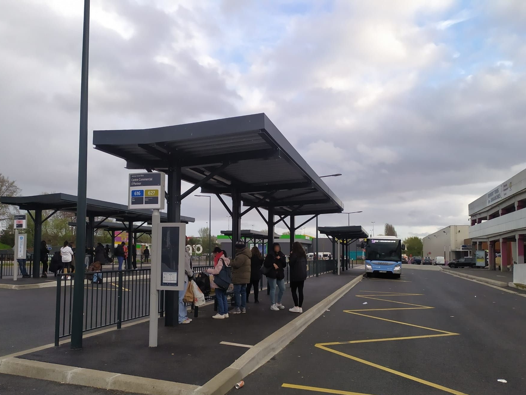 Aulnay-sous-Bois, le 6 avril 2023. Une gare routière a été aménagée pour faciliter les déplacements en bus des salariés et clients d'O'Parinor. LP/P.K.