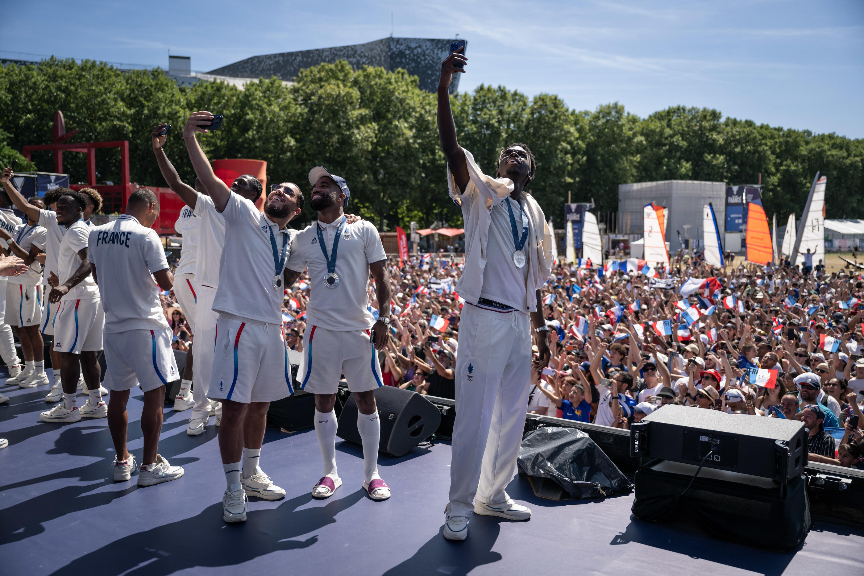 Paris (XIXe), ce samedi 10 août. Les Bleus ont célébré leur titre de vice-champions olympiques avec des milliers de supporters au Club France, dans le parc de la Villette. KMSP via AFP/Amélie Laurin