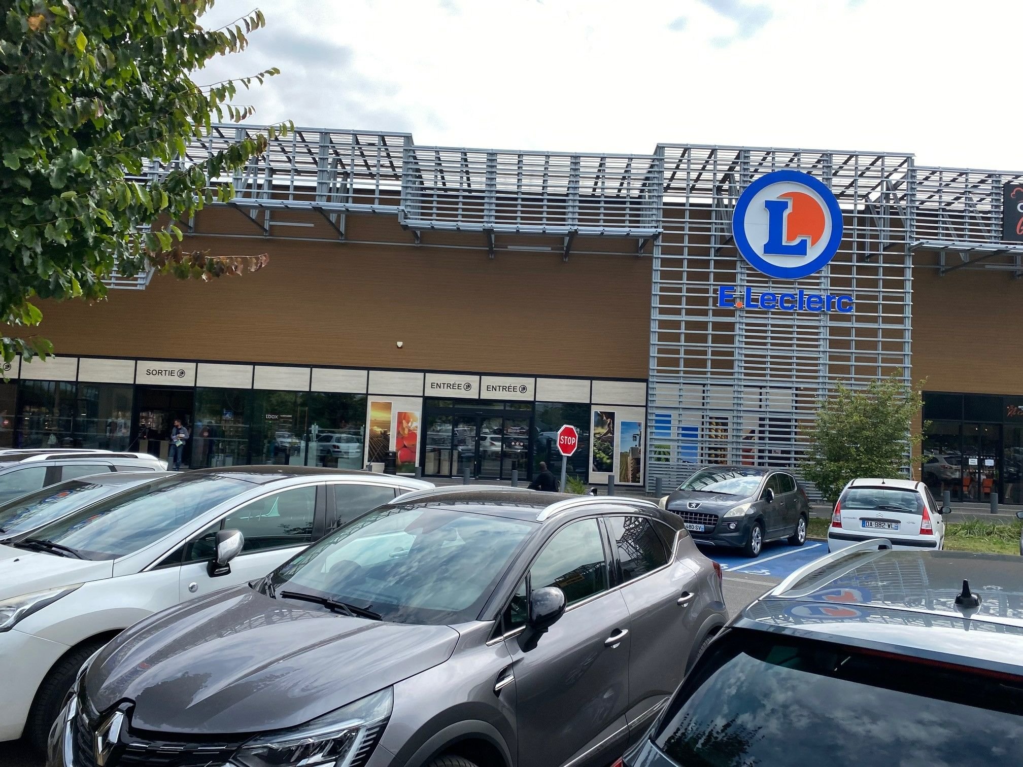 Cergy (Val-d'Oise), mardi 13 août. Le supermarché Leclerc a été épinglé pour avoir trompé ses clients en prétendant que certains fruits et légumes étaient cultivés en France alors qu'ils avaient été produits à l'étranger. LP/Aurélie Foulon