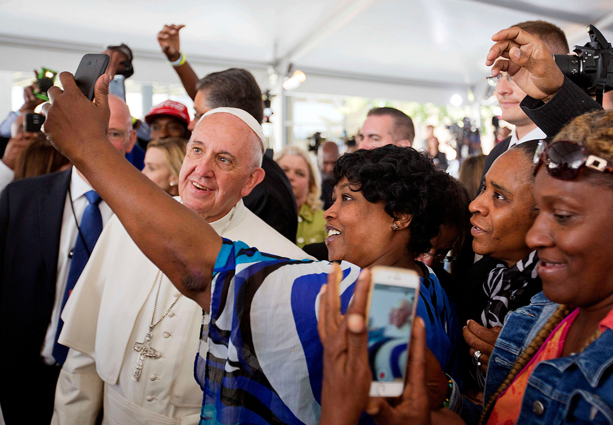 Après son élection, en 2013, le pape François a poursuivi son engagement auprès des plus démunis, comme ici, en 2015, où il rencontre des sans-abri dans un centre caritatif de Washington. NYT/Redux-REA/David Goldman