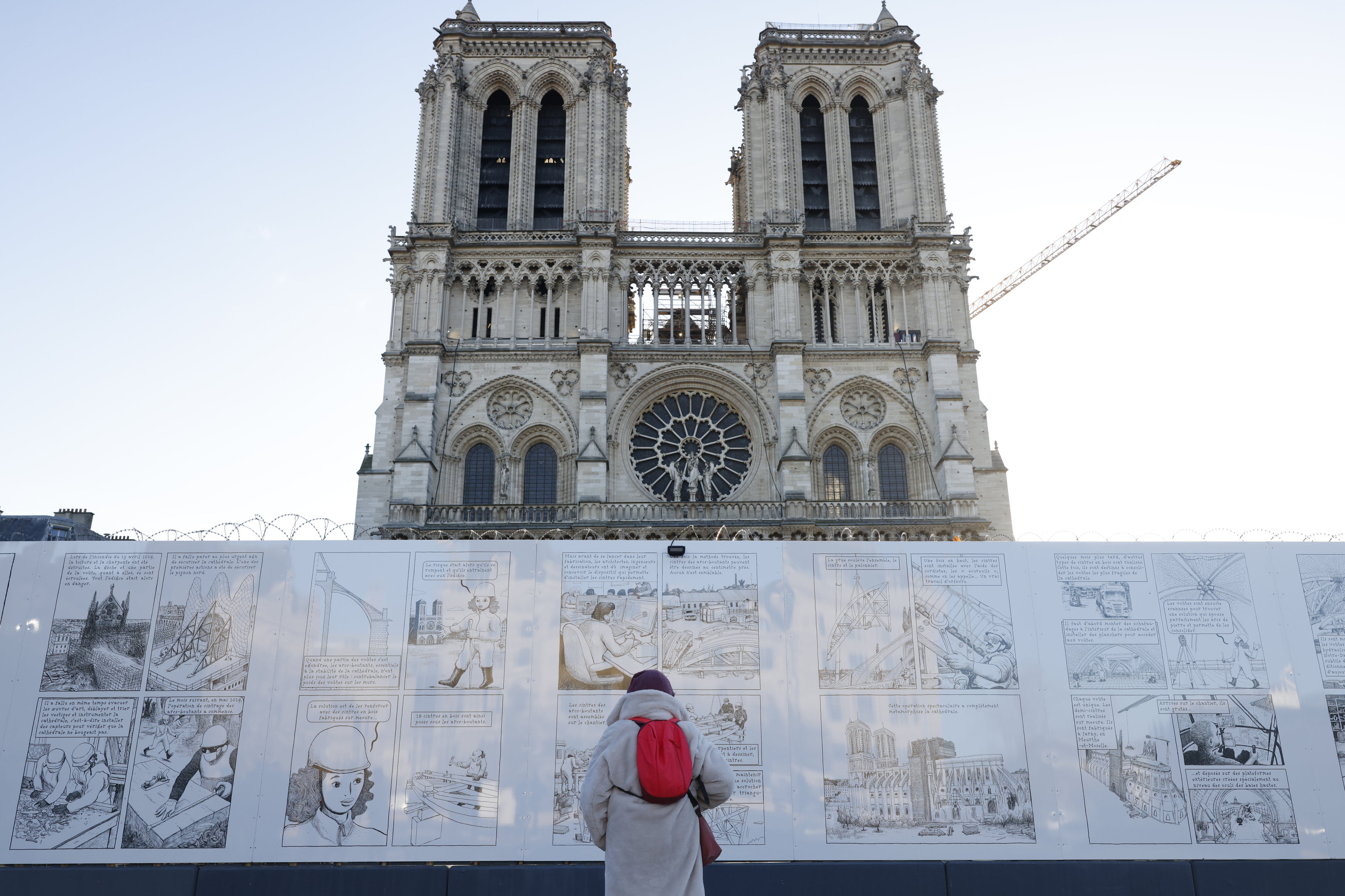 Les promeneurs flânant sur le parvis de Notre-Dame peuvent maintenant se faire une idée de ce qu'il se passe vraiment sur le chantier de rénovation de la cathédrale. LP/Olivier Corsan