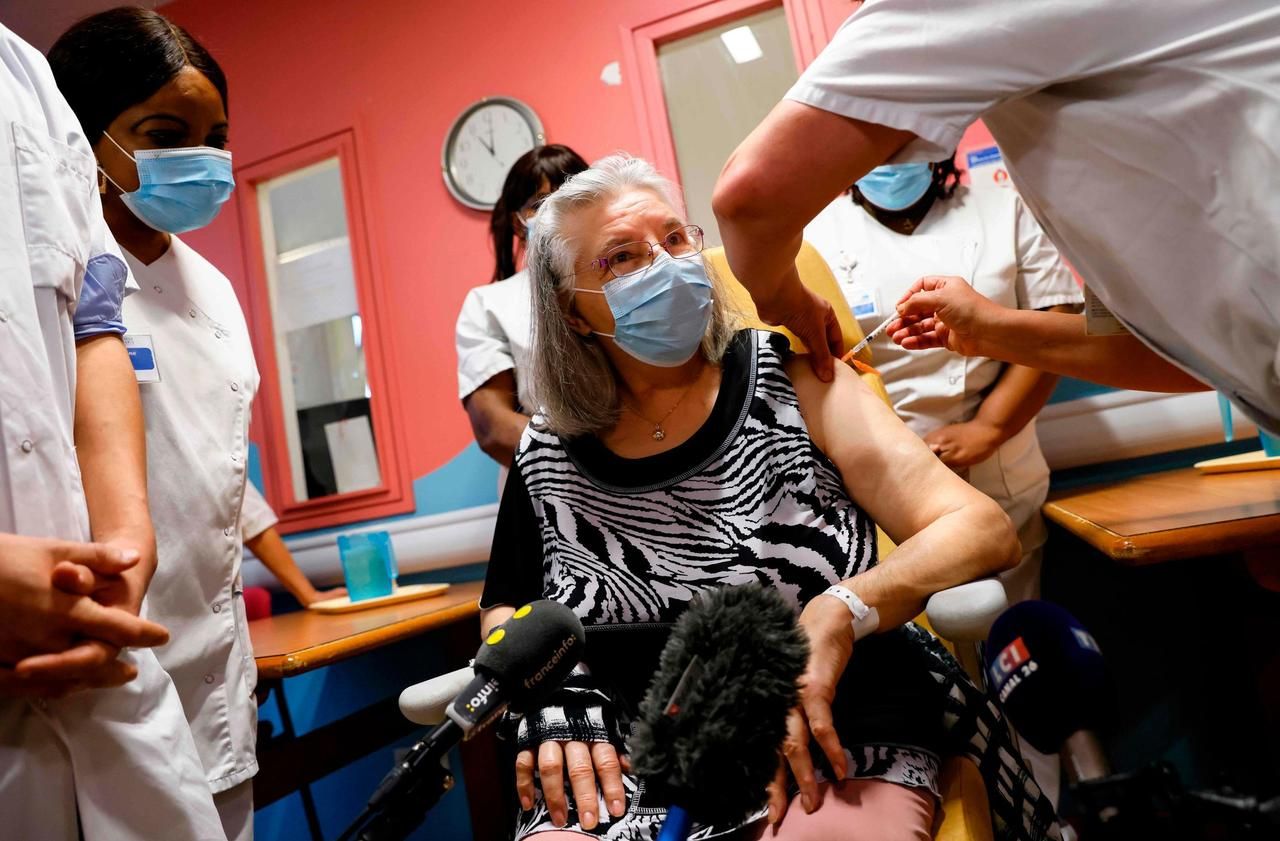 <b></b> Sevran, le 27 décembre 2020. Le maire de Franconville souhaite que les habitants de sa commune puissent bénéficier au plus vite du vaccin anti-Covid-19, comme Mauricette, 78 ans, la première à avoir été vaccinée en France.
