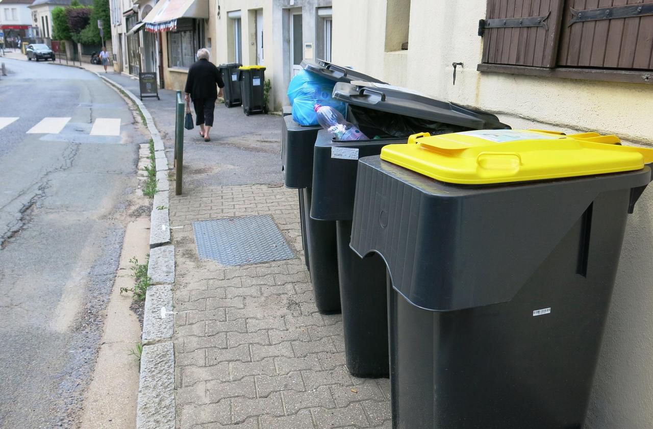 <b></b> Nanteuil-le-Haudouin, le 31 mai. De nombreux conteneurs trainent dans les rues de la ville. Une conséquence du passage à la collecte mécanisée des déchets.
