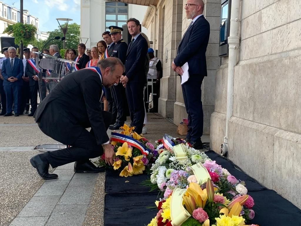 Brétigny-sur-Orge, le 12 juillet 2023. Proches et familles des victimes de la catastrophe ferroviaire de Brétigny se sont réunies ce mercredi sur le parvis de la gare pour une cérémonie d'hommage. Le ministre des transports, Clément Beaune, était sur place.
