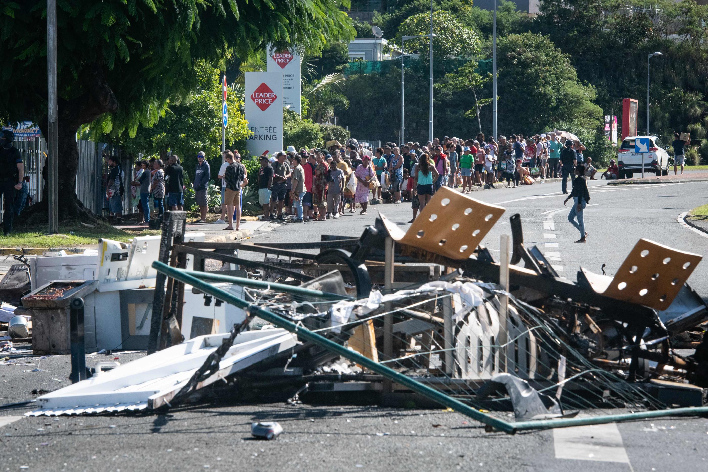 Nouméa (Nouvelle-Calédonie), le 18 mai 2024. Des clients font la queue devant un supermarché. Les blocages rendent les ravitaillement des commerces difficiles. AFP/Delphine Mayeur