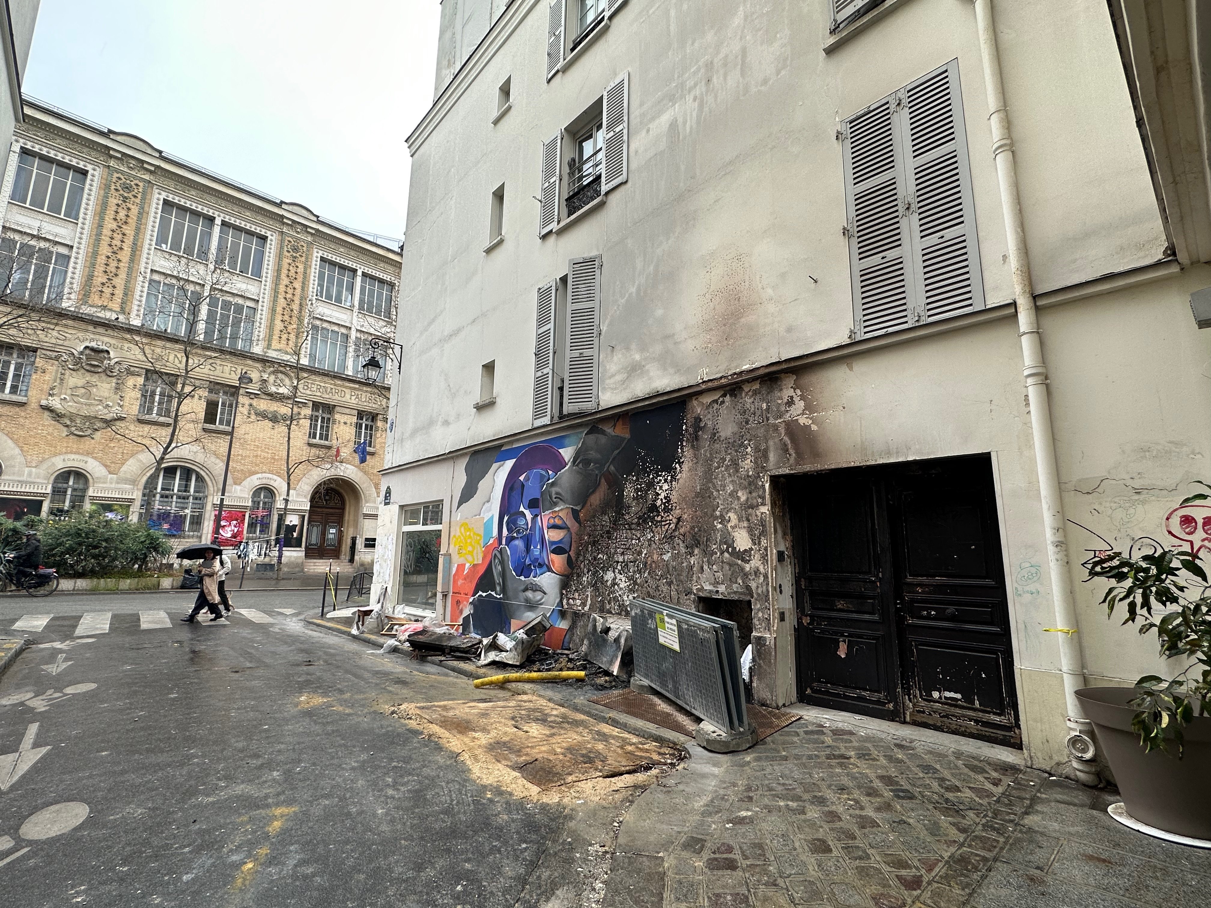 Un occupant de l'immeuble situé rue de la Corderie à Paris (IIIe) a appelé les pompiers vers 23h30 ce mardi soir, pour signaler ce feu de poubelles qui frôlait la porte d'entrée et dégageait une forte fumée. LP/Paul Abran